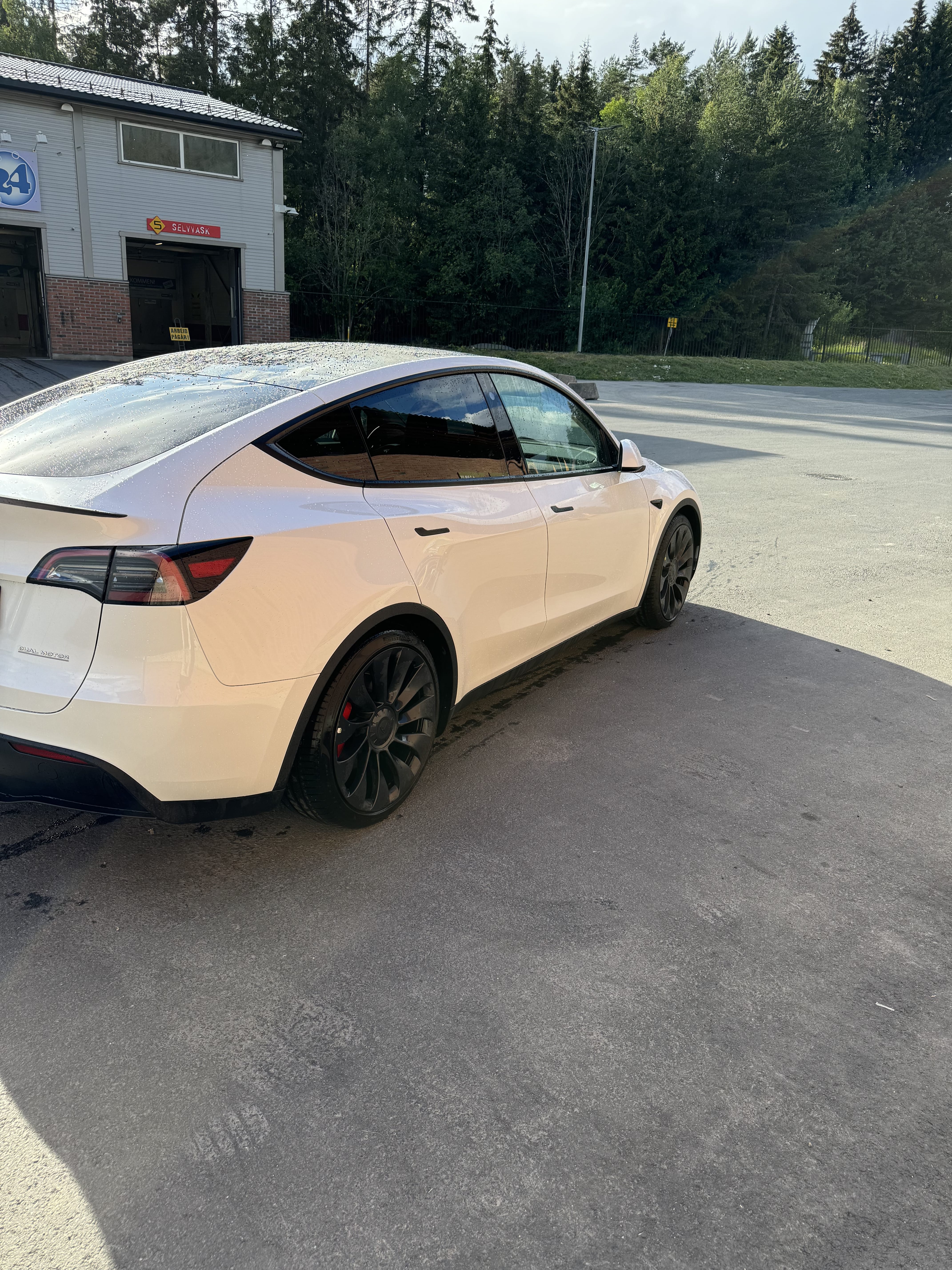 Tesla Model Y Performance med GPS