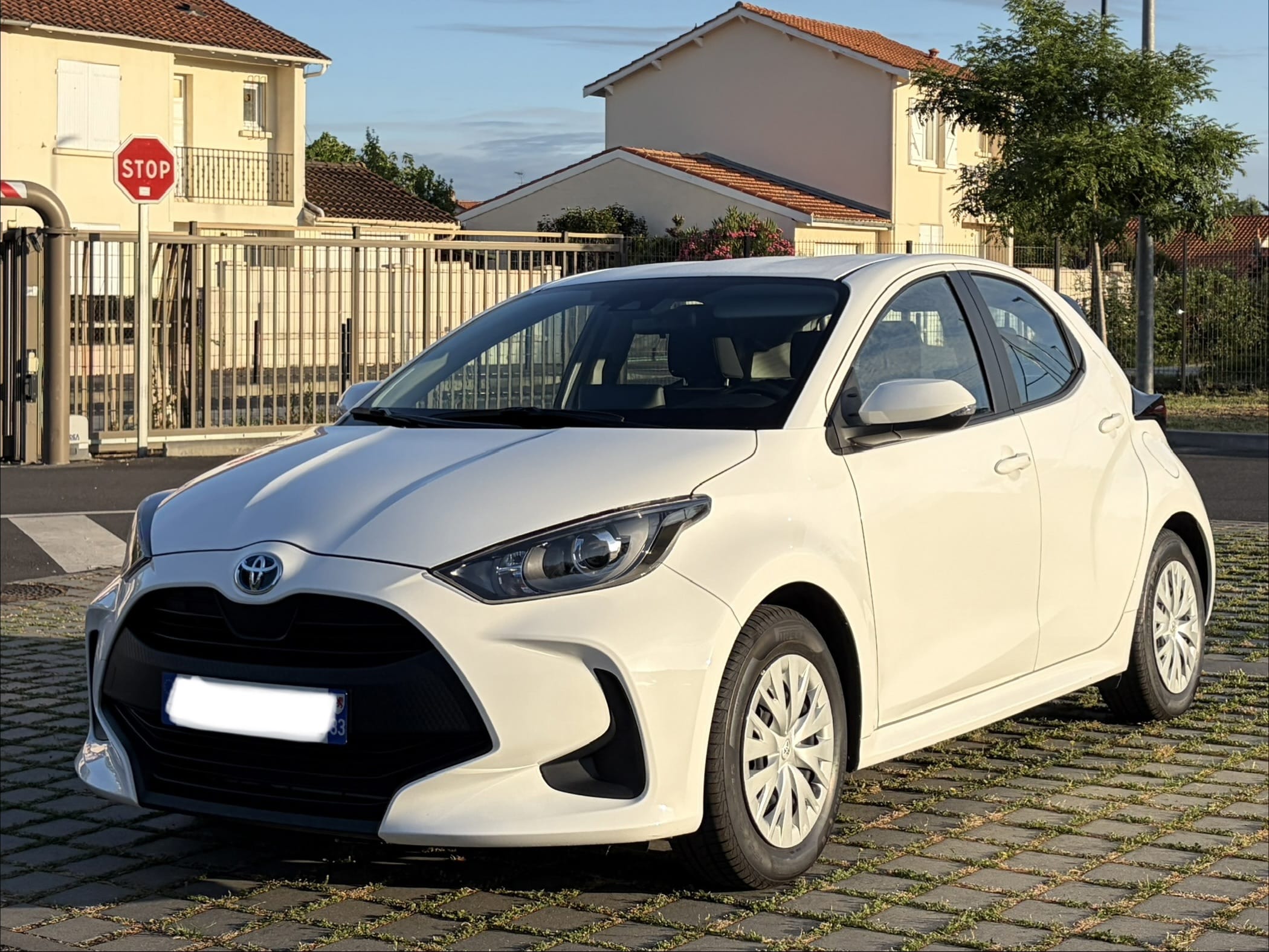 Toyota Yaris, 2023, Essence 95 / Electric (hybrid), automatic