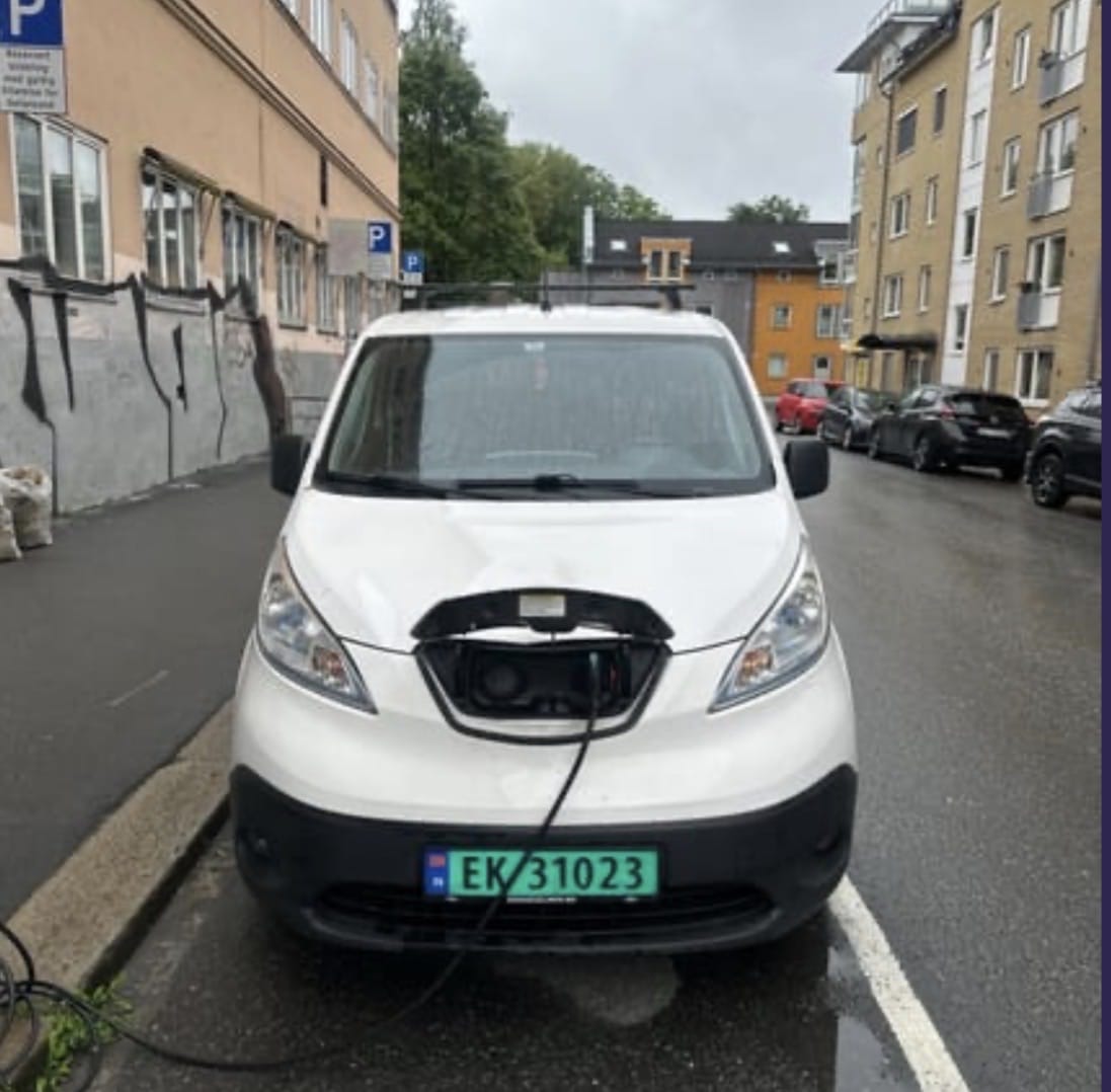 Nissan e-NV200 Varebil mit Winterreifen