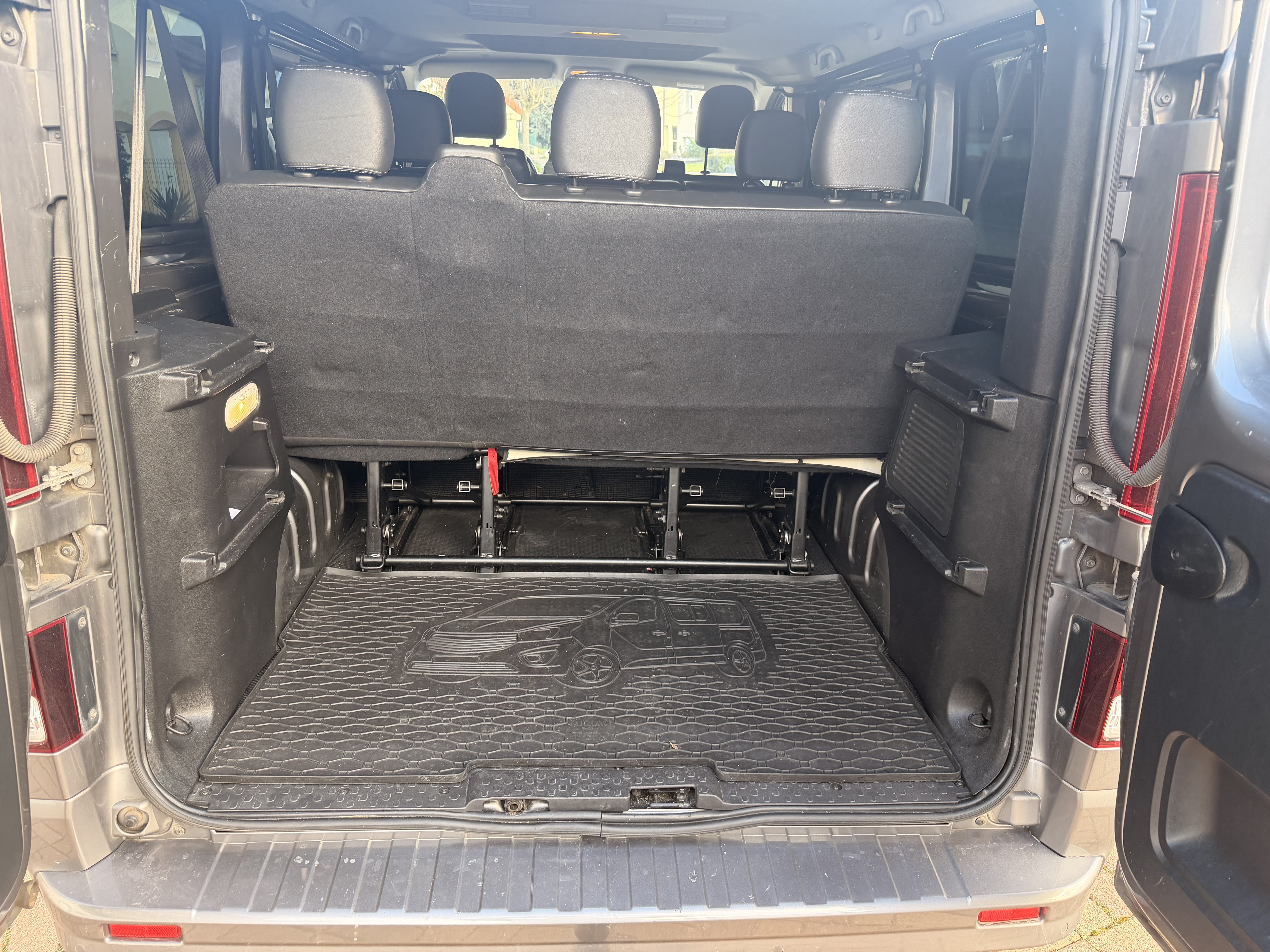 Opel Vivaro Combi avec GPS