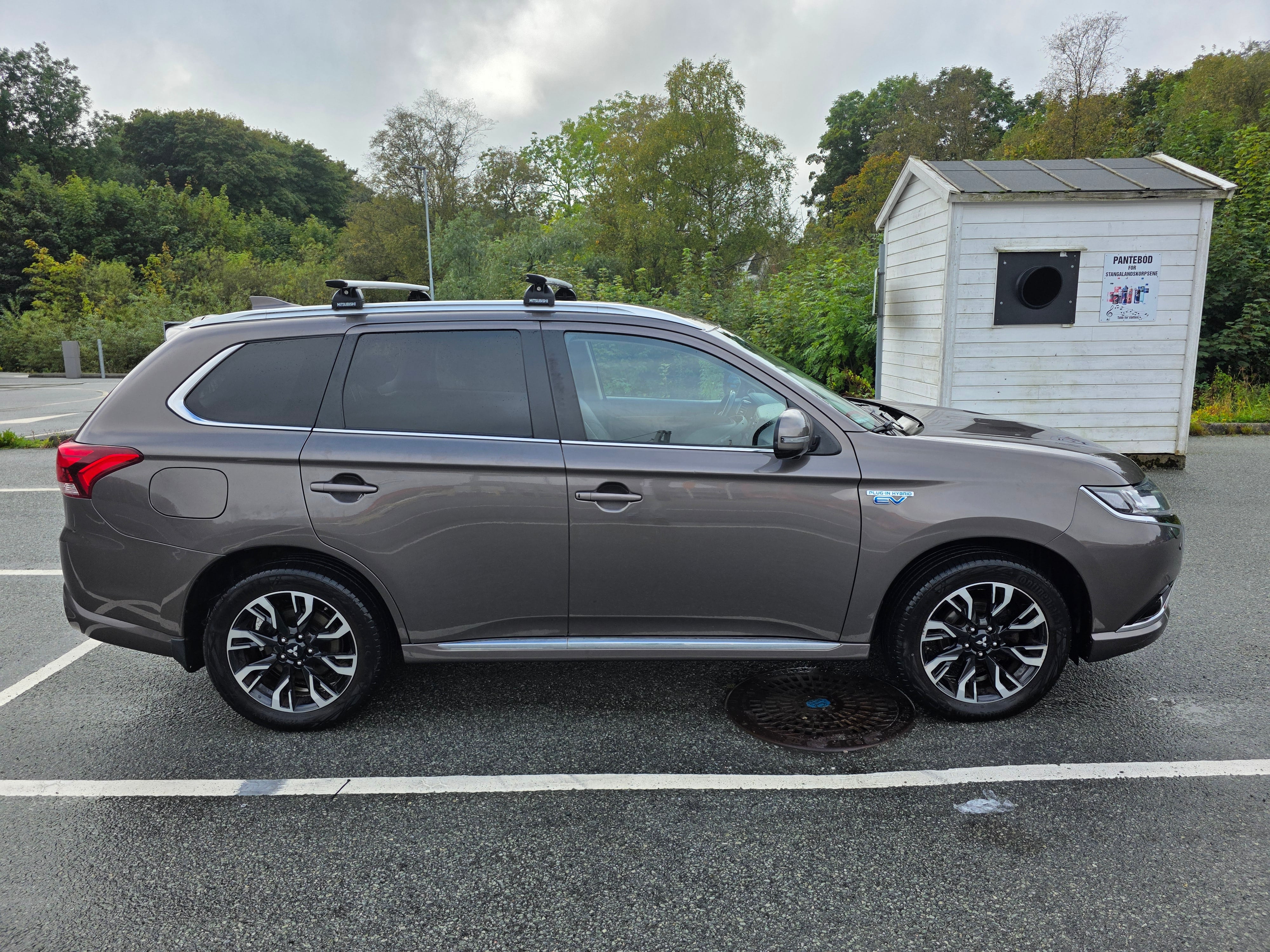 Mitsubishi Outlander PHEV SEL med Tilhengerfeste