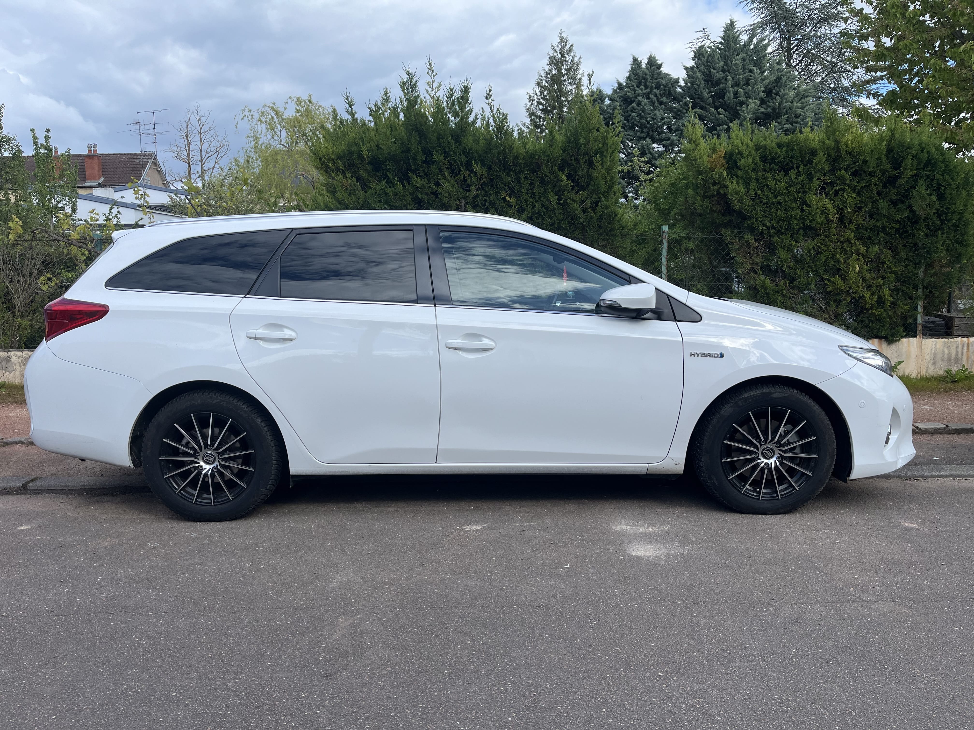 Toyota Auris Touring Sports, 2014, Essence 95 / Électrique (hybride), automatique