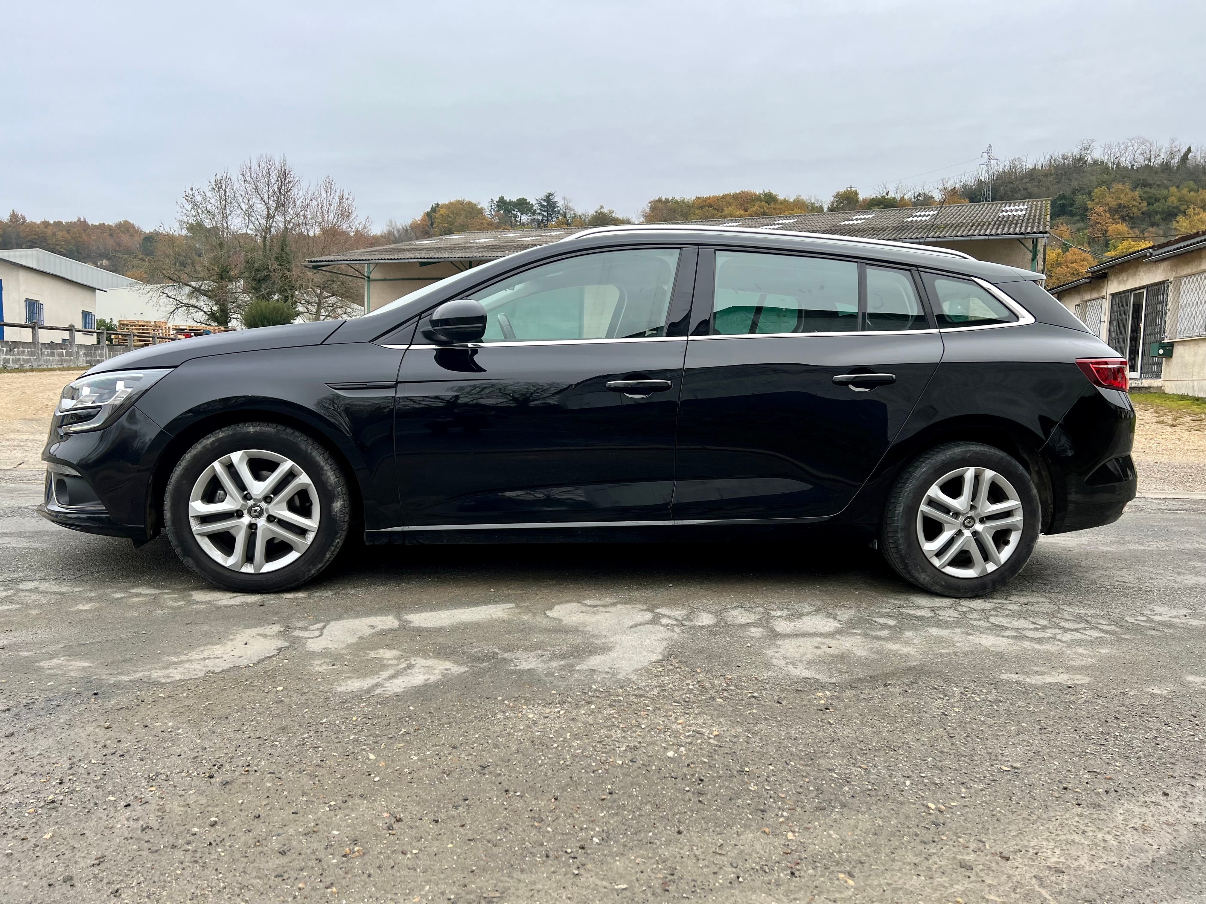 Renault Mégane Estate  Break diesel auto — à 3 min de l’aéroport Bordeaux, place incluse avec Climatisation