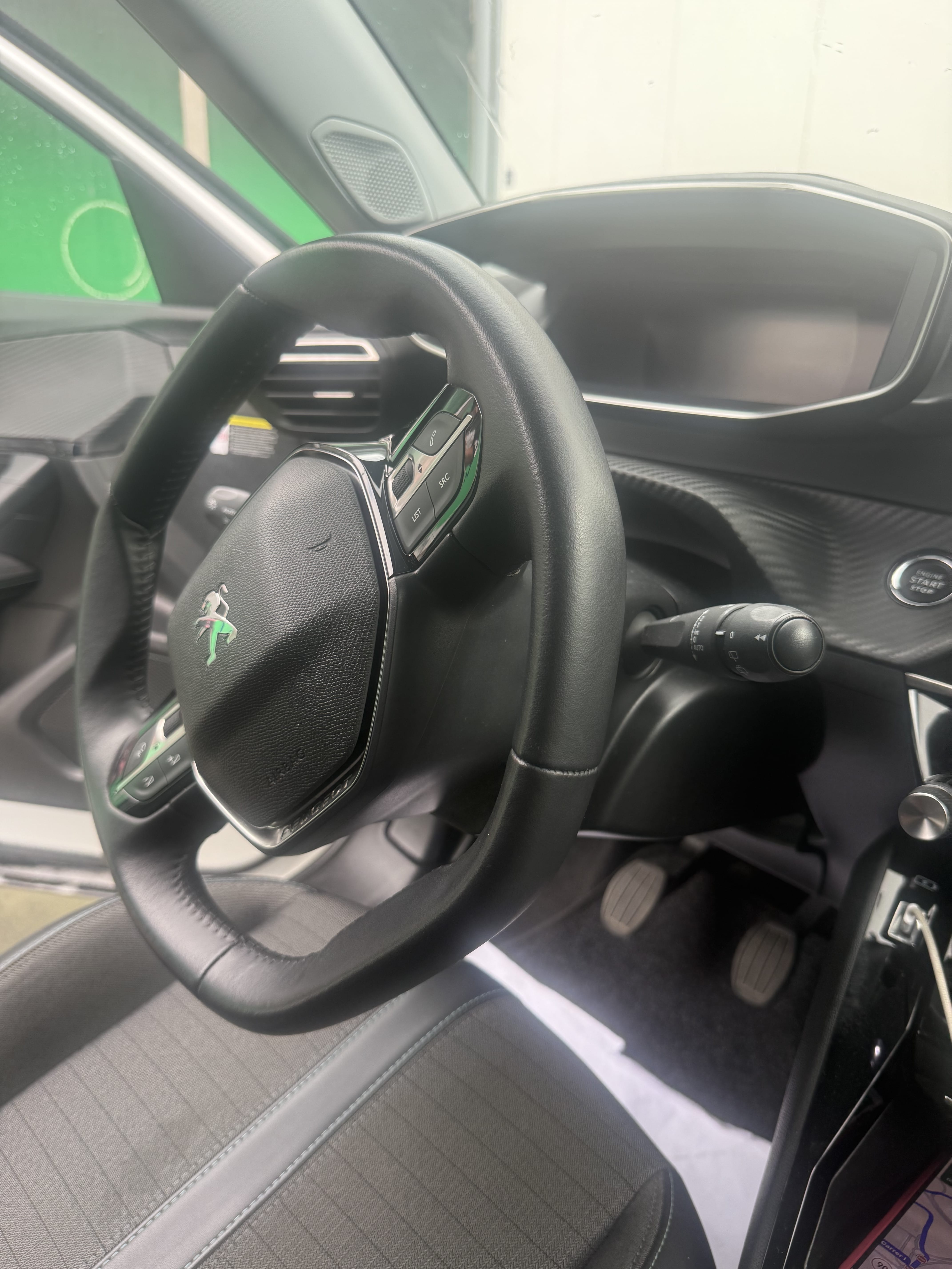 Peugeot e-2008 con Silla infantil