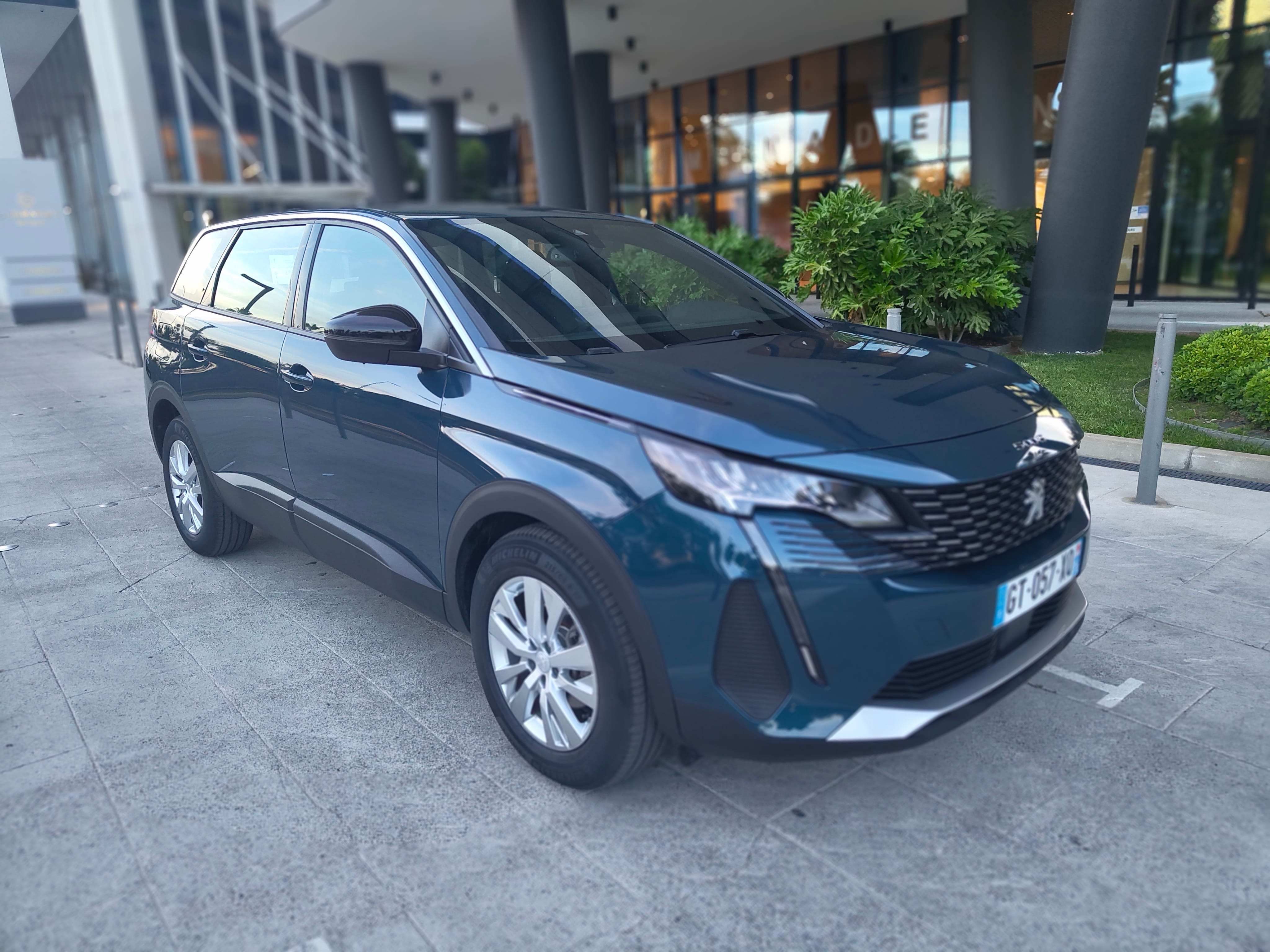 Peugeot 5008, 2024, Essence 95 / Électrique (hybride), automatique, 7 places
