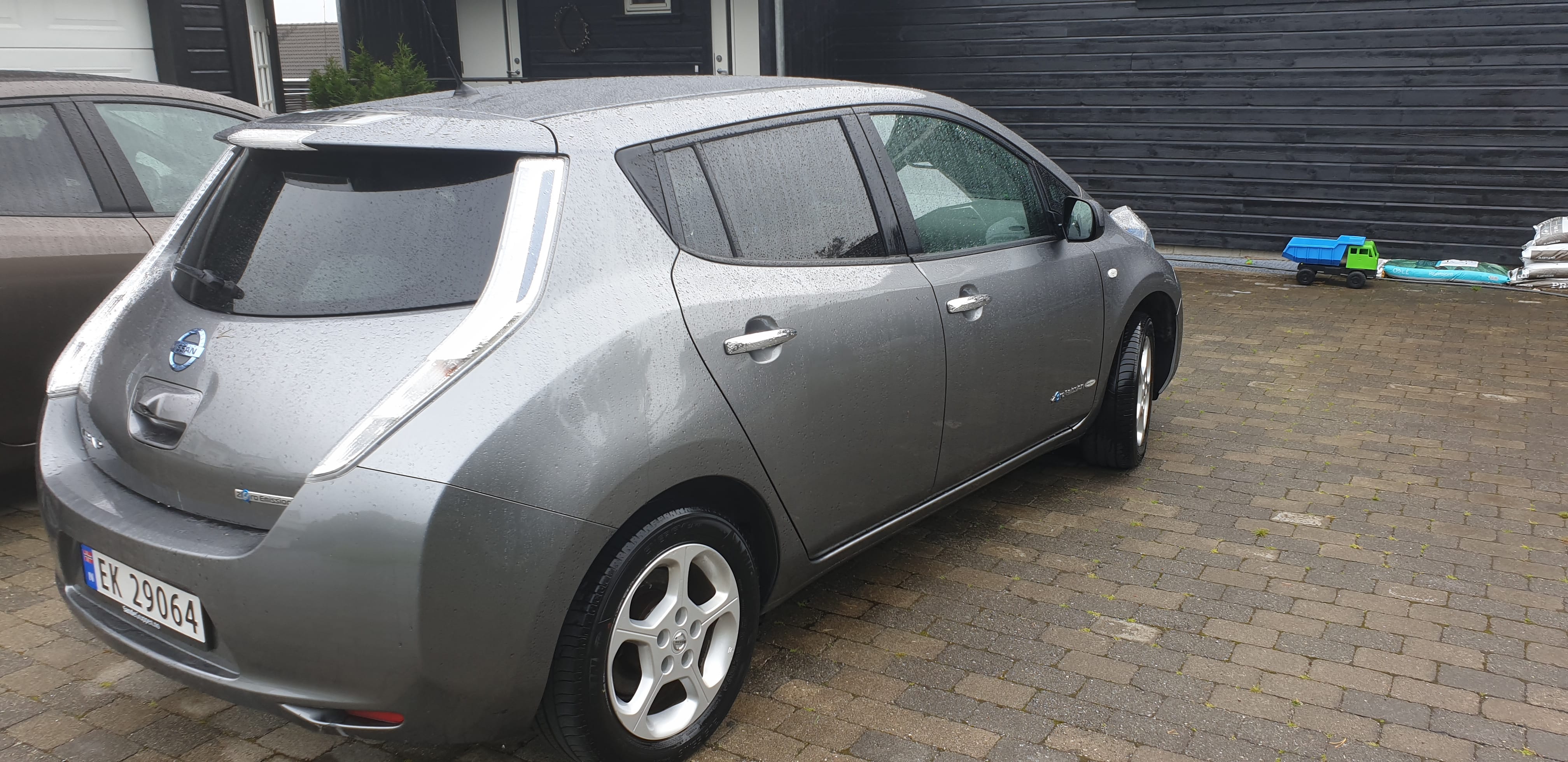Nissan Leaf 30kwh ca 150-160km oppgitt rekkevidde med 220V lader og 22kwh ladekabel med Cruisekontroll