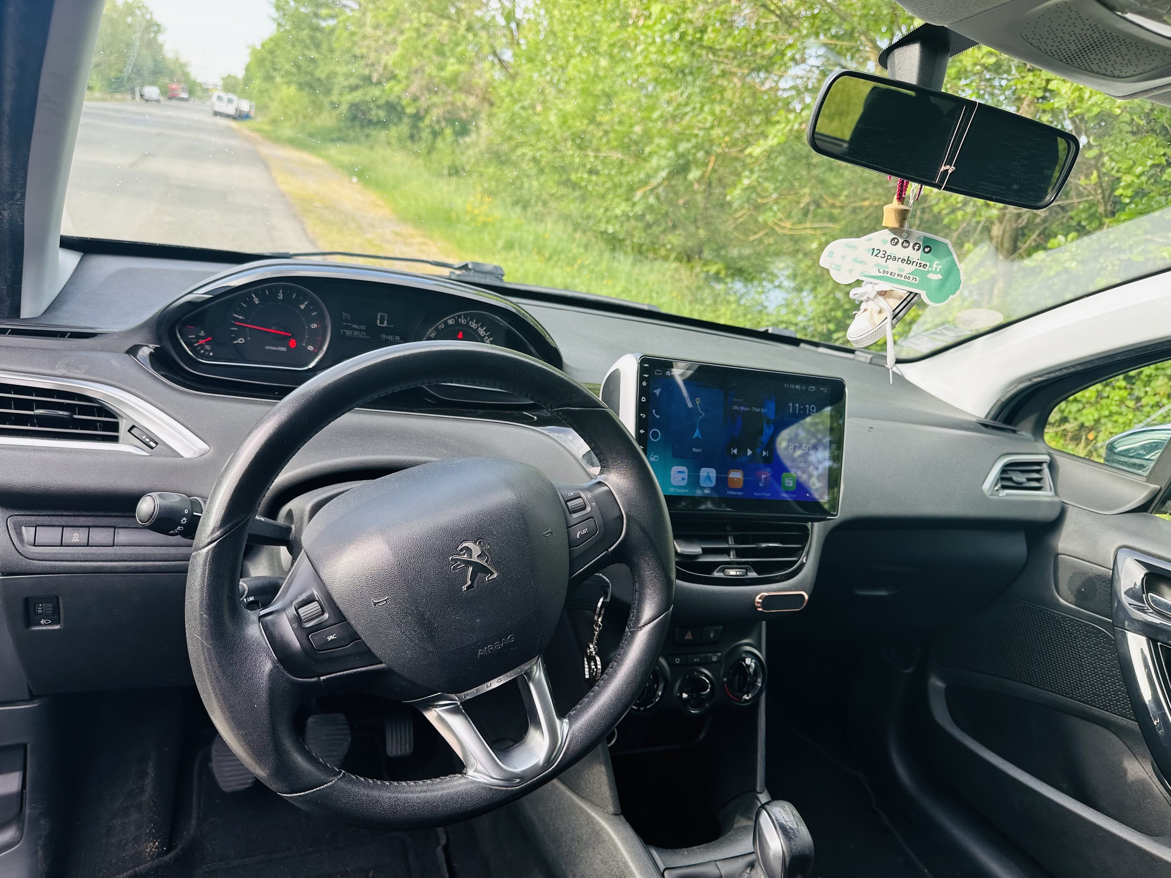 Peugeot 208 avec GPS