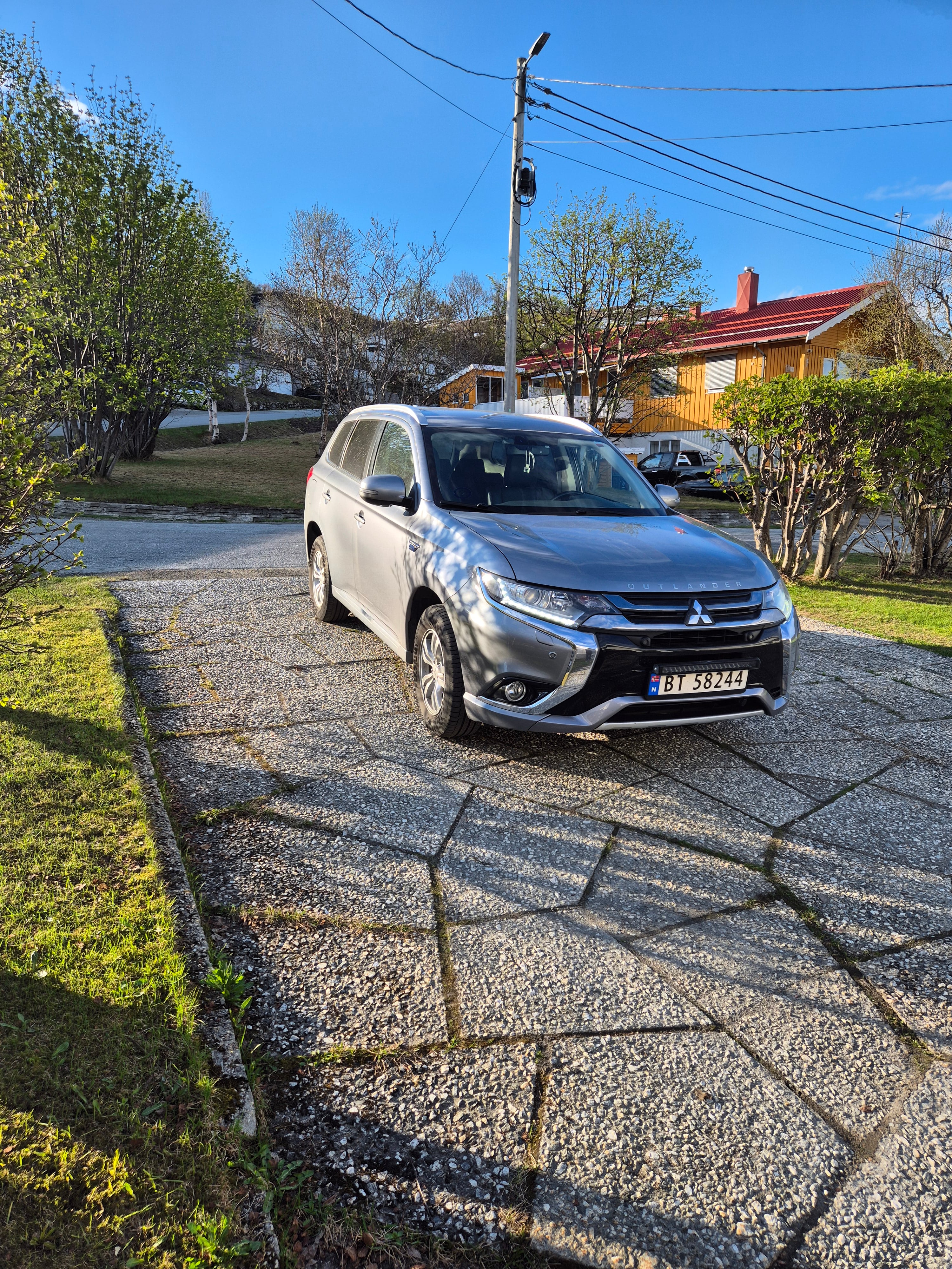 Mitsubishi Outlander Hybrid med Vinterdekk