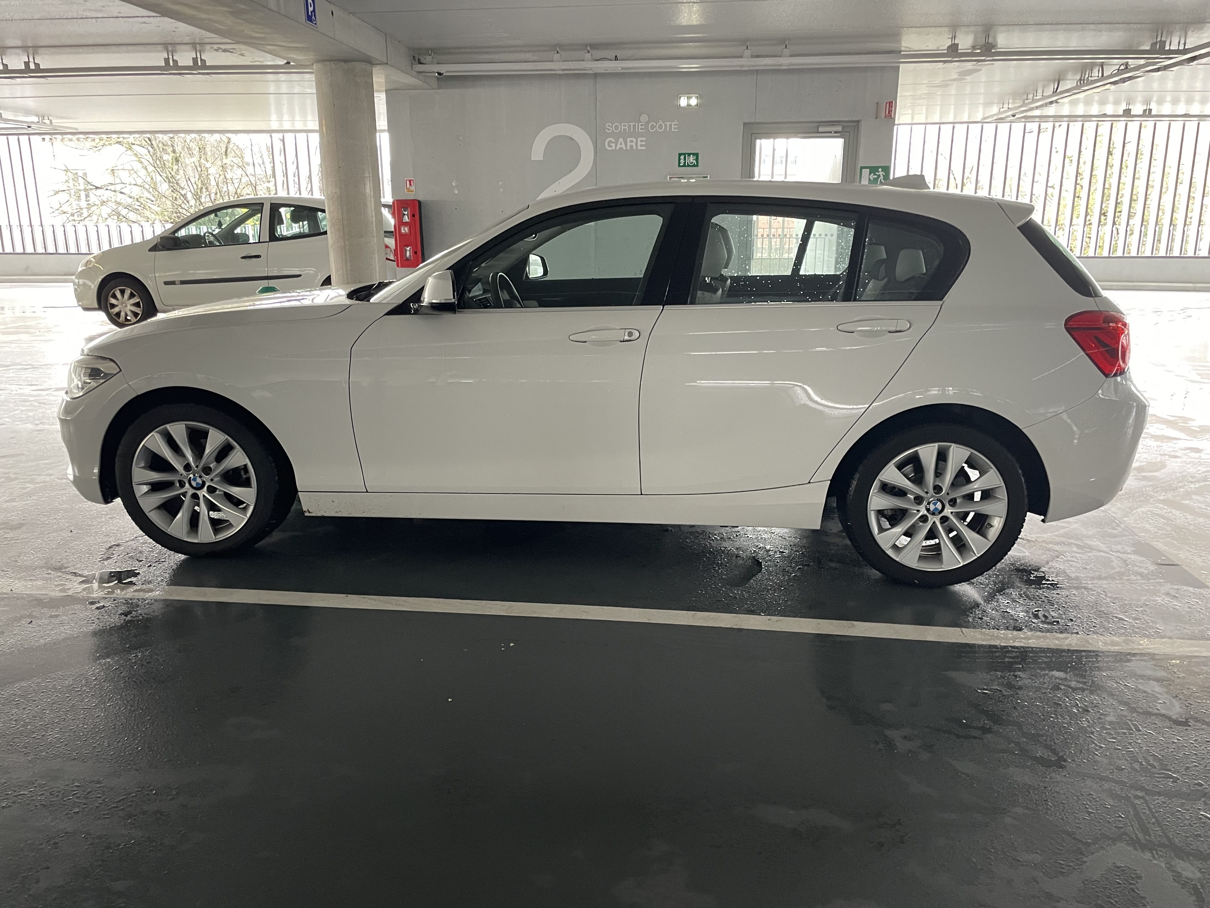 BMW Série 1  Louez la BMW Série 1 Diesel – Sportivité, Luxe & Économie à Bordeaux ! avec Climatisation