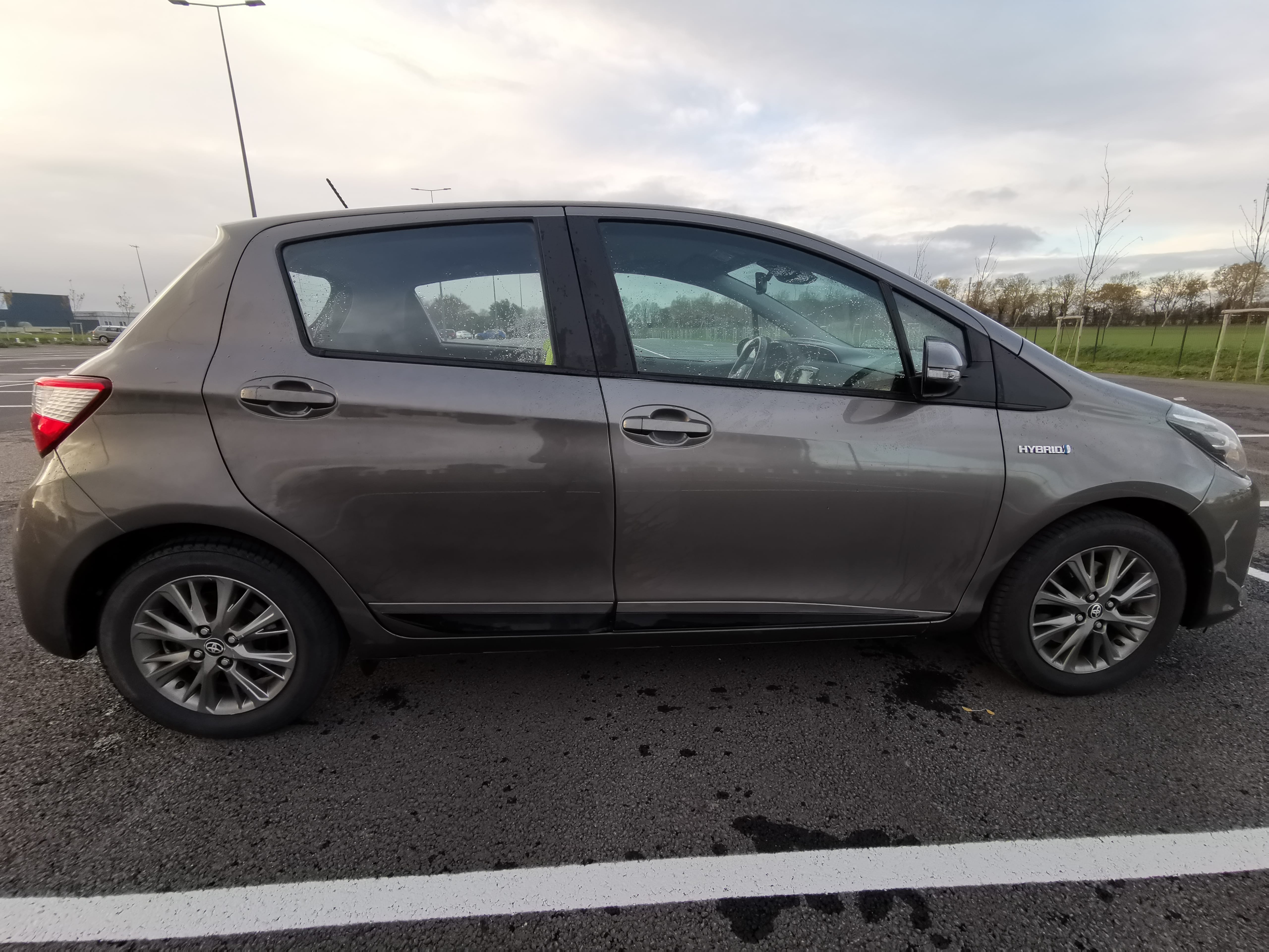 Toyota Yaris Hybride, boîte auto, gps, clim, régulateur avec Climatisation