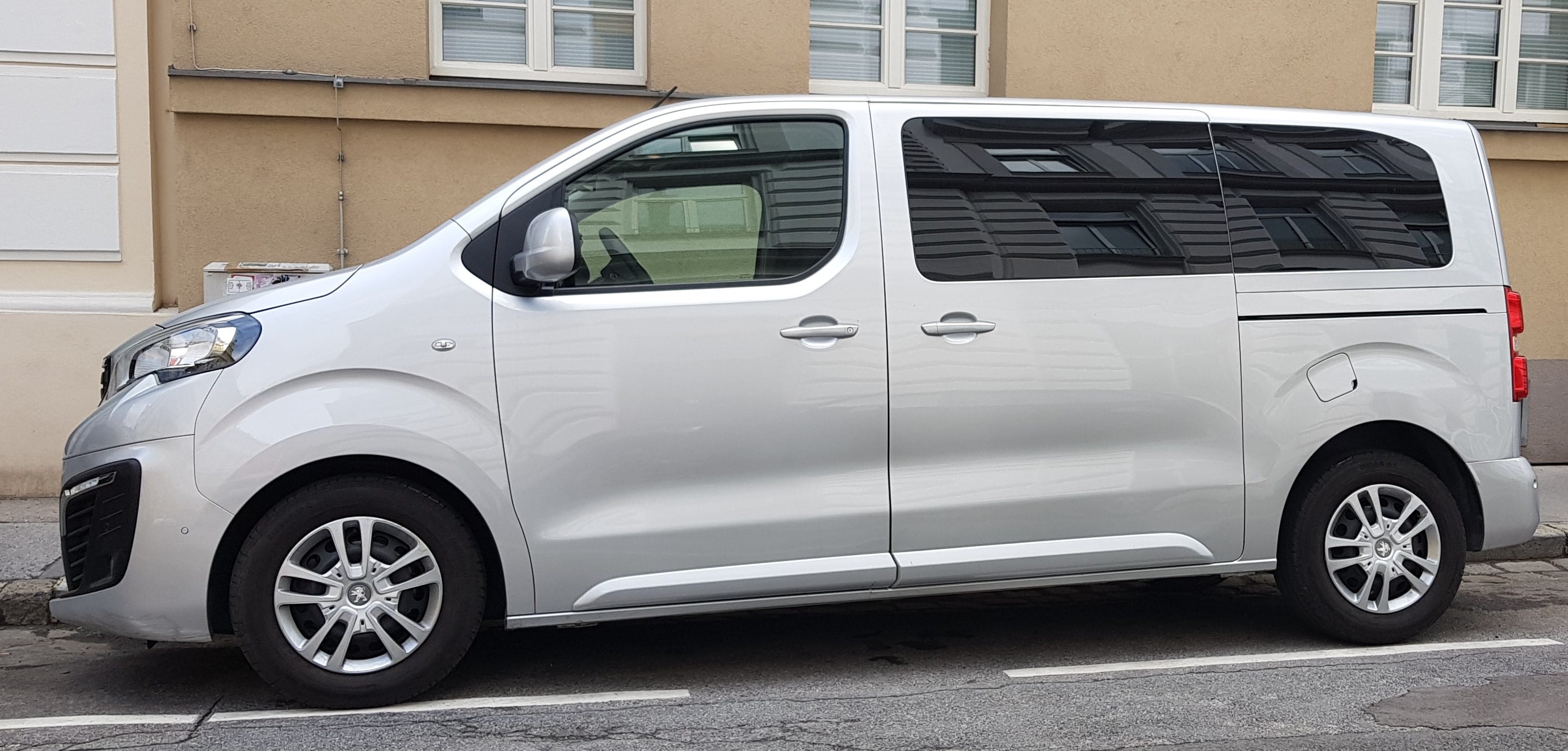 Peugeot Traveller EXPERT TRAVELLER 9 seats with Air conditioning