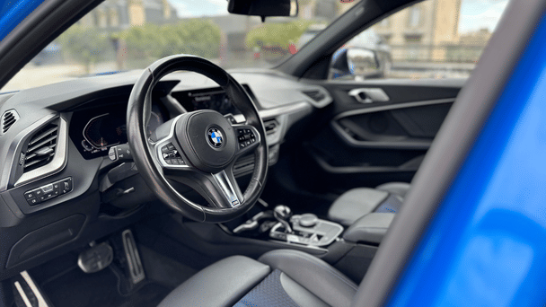 BMW Série 1 M Sport BLEU avec Coffre de toit