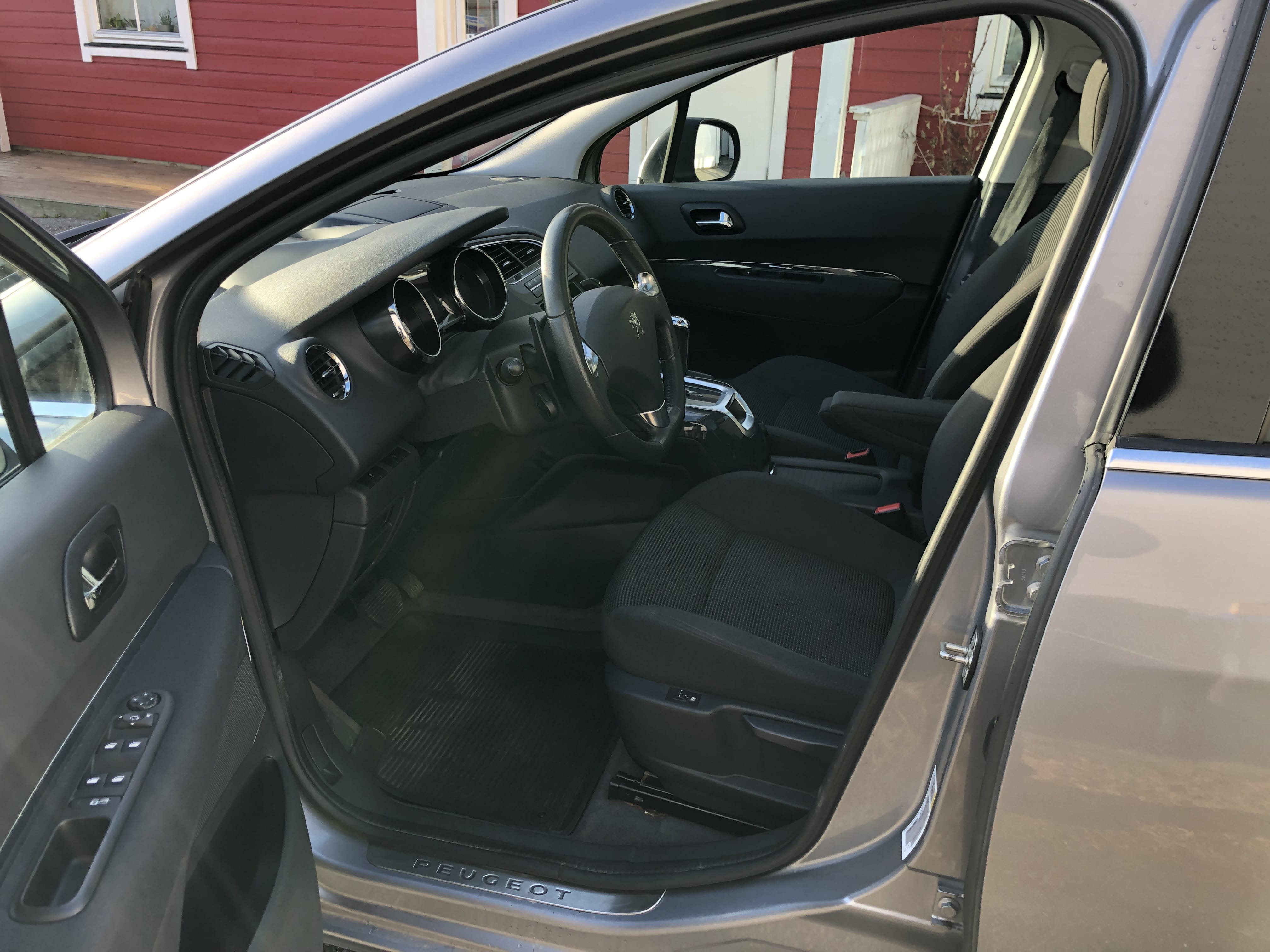 Peugeot 5008 - Automat - Cruisekontroll - Stort bagasjerom - Takboks - Muligheter for 7 seter med Bluetooth audio