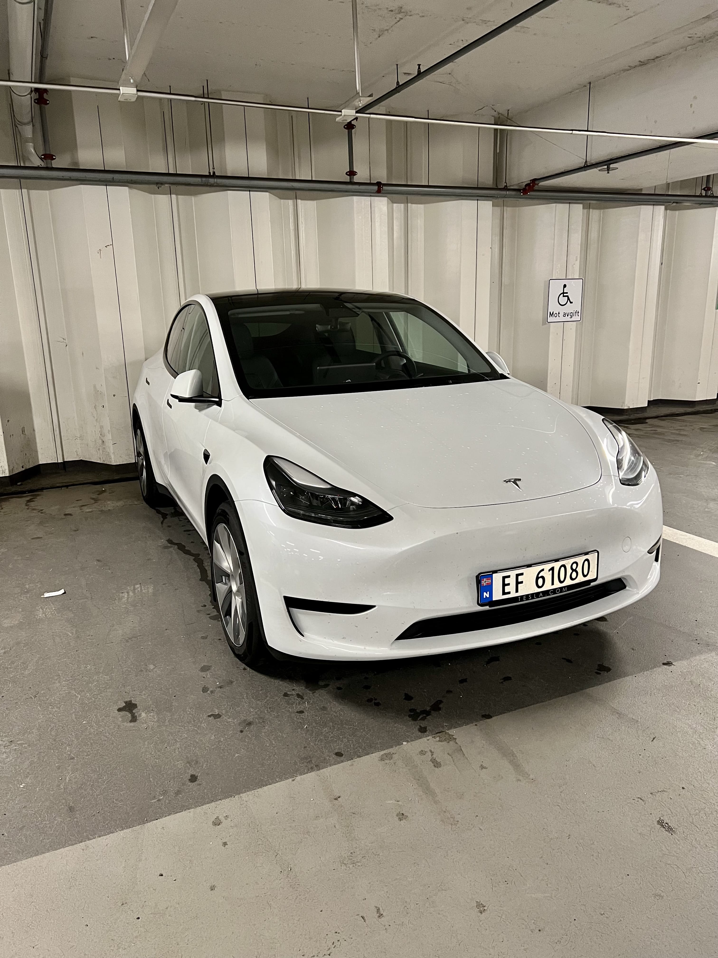 Tesla Model Y med GPS