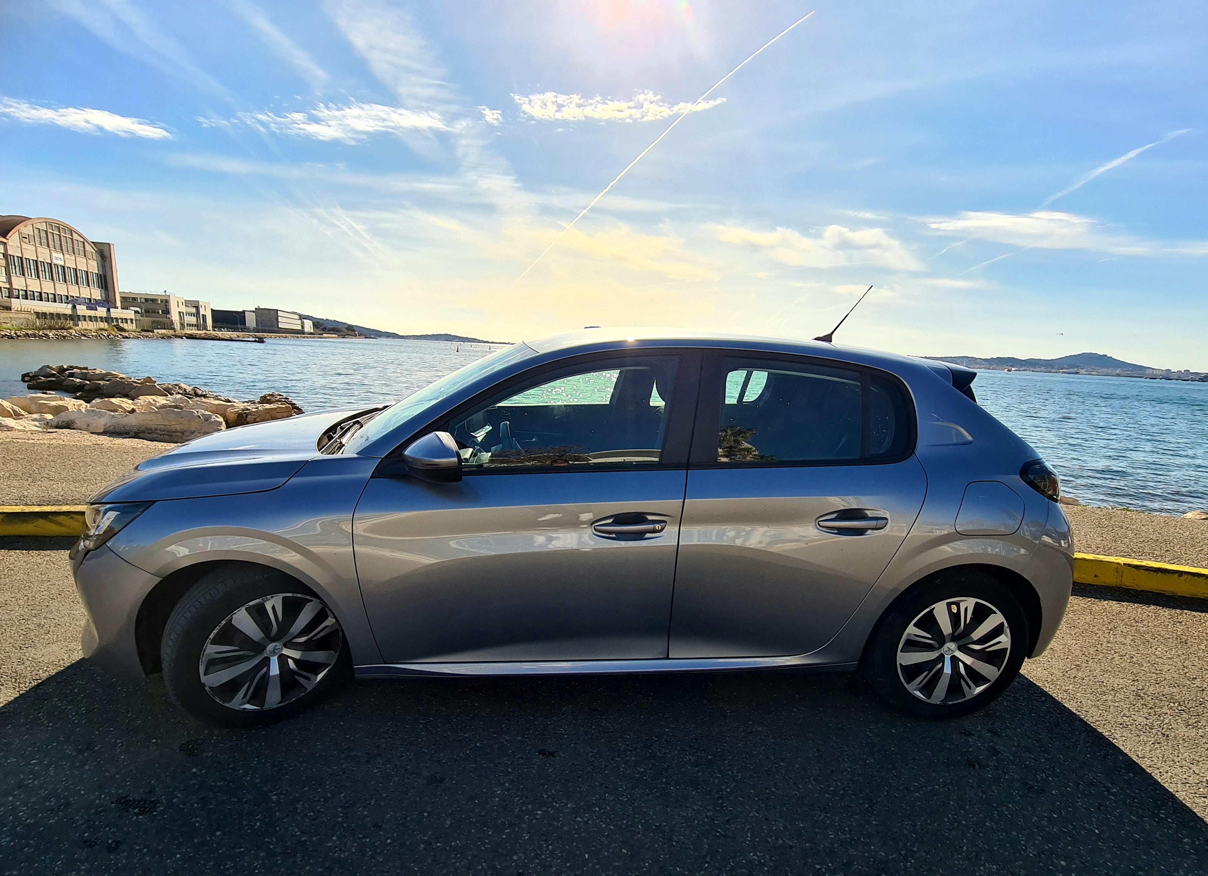 Peugeot 208 Grise 2023 avec Climatisation