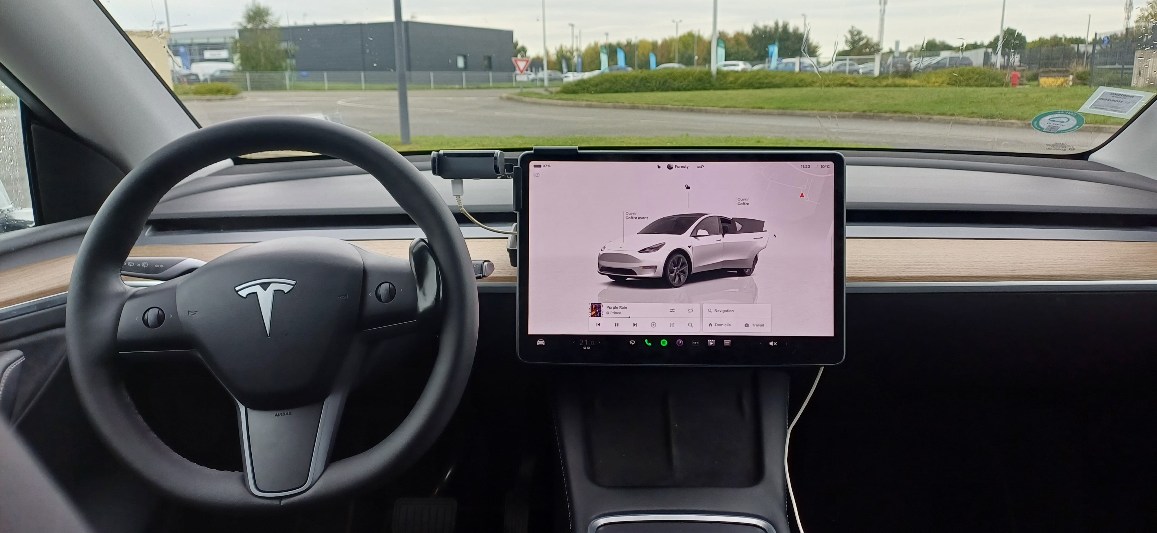 Tesla Model Y avec GPS