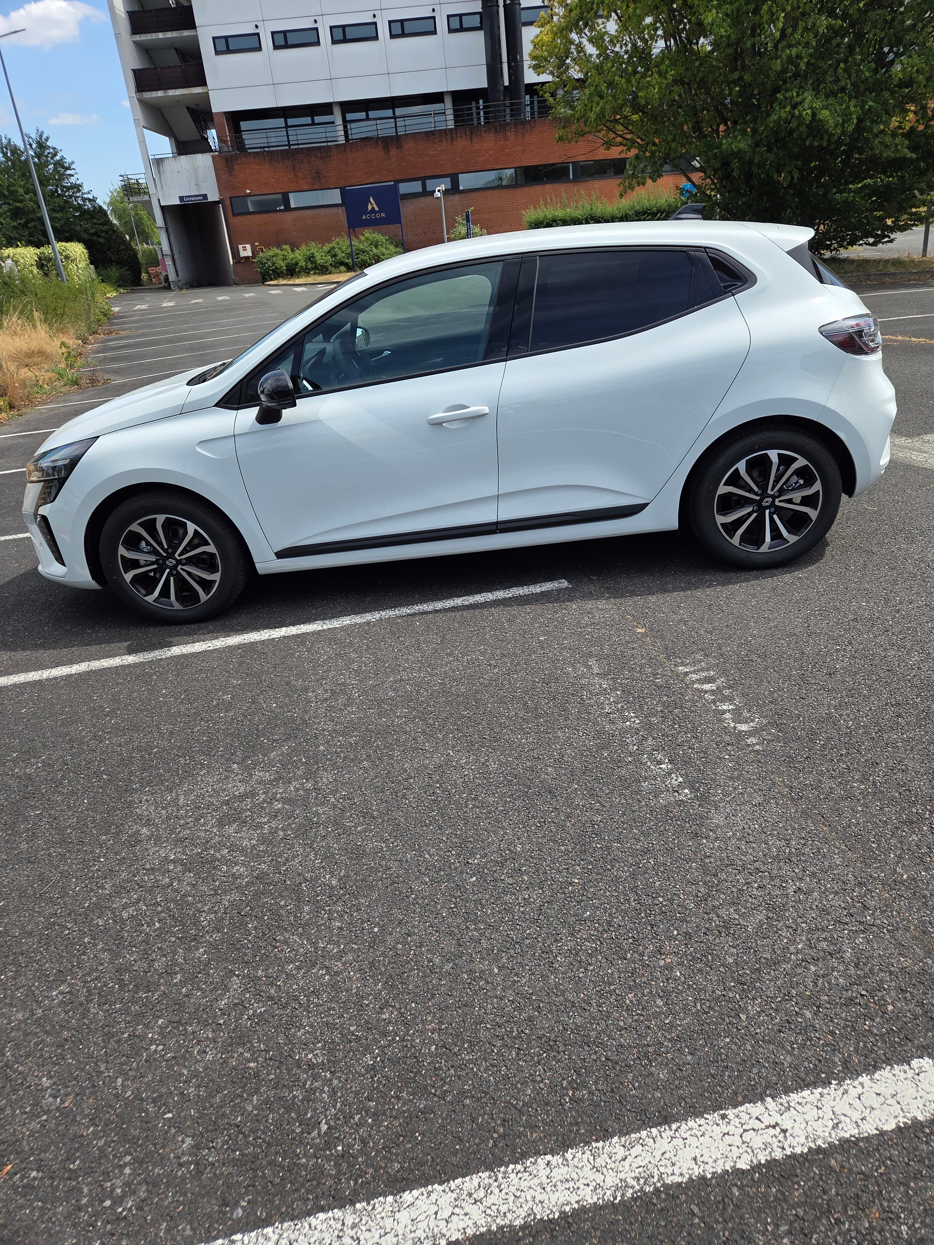 Renault Clio E-tech, 2025, Essence 98, automatique