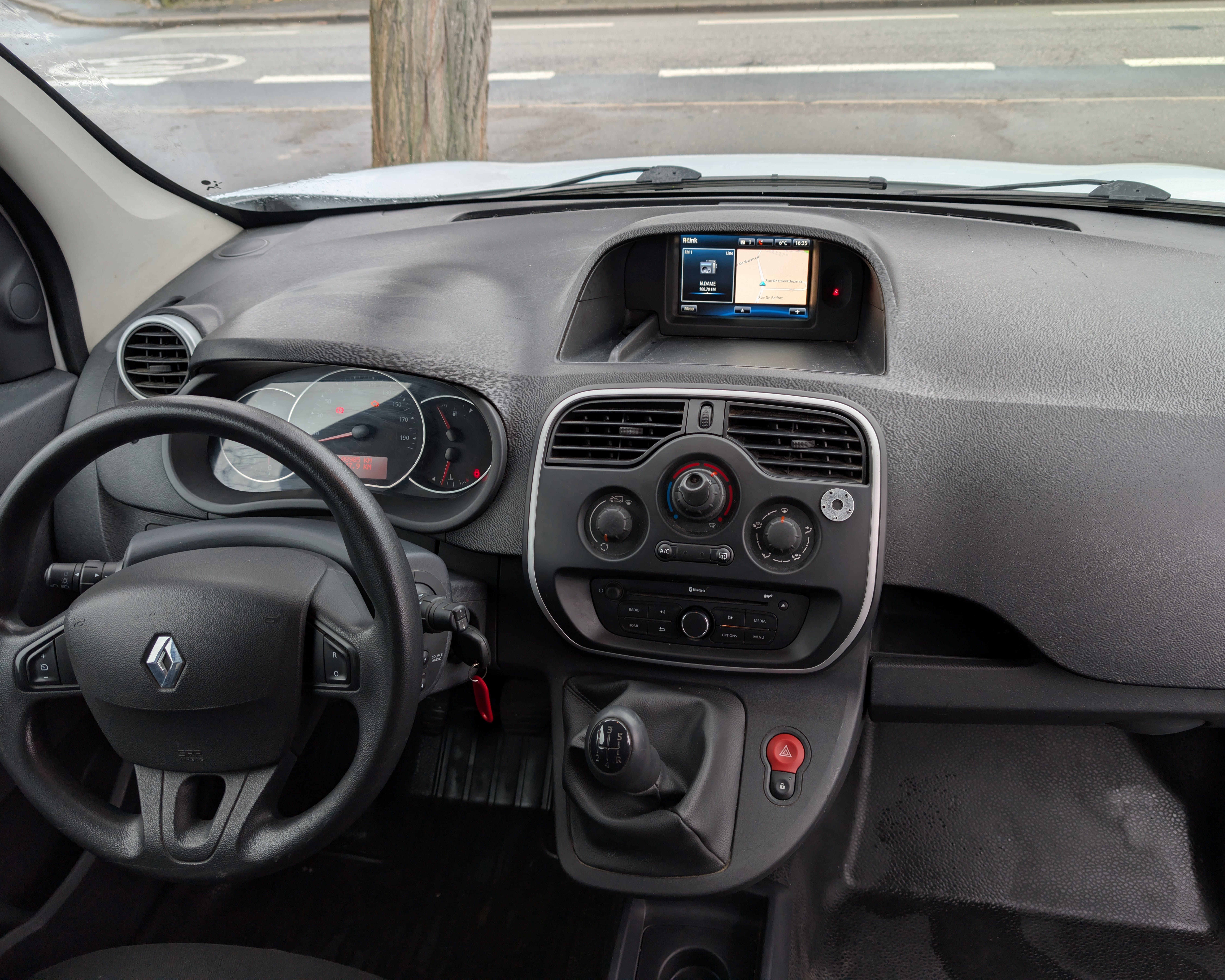 Renault Kangoo Express ​ – Parking gratuit– Idéal Déménagement & Achats