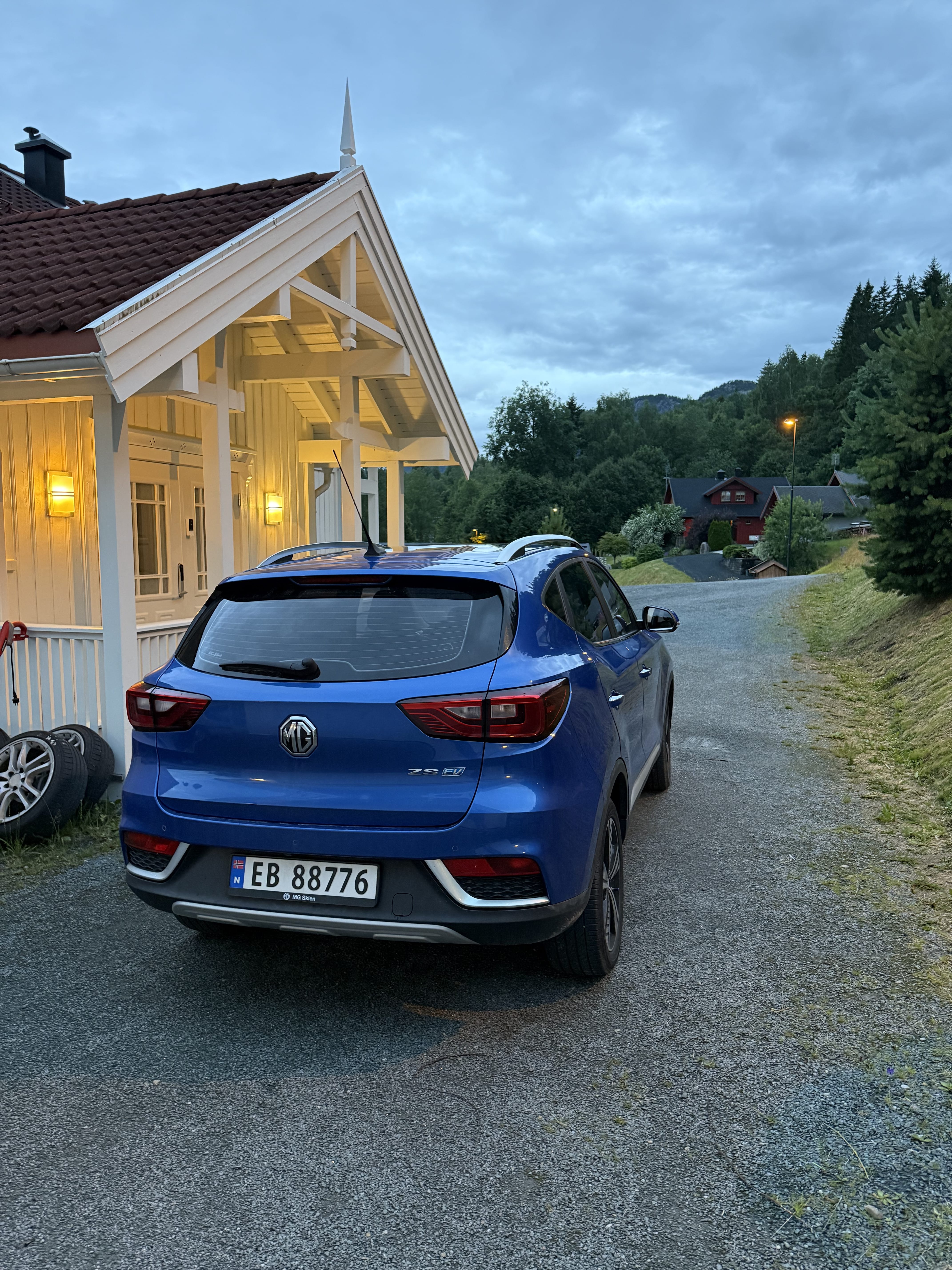 MG ZS EV med GPS
