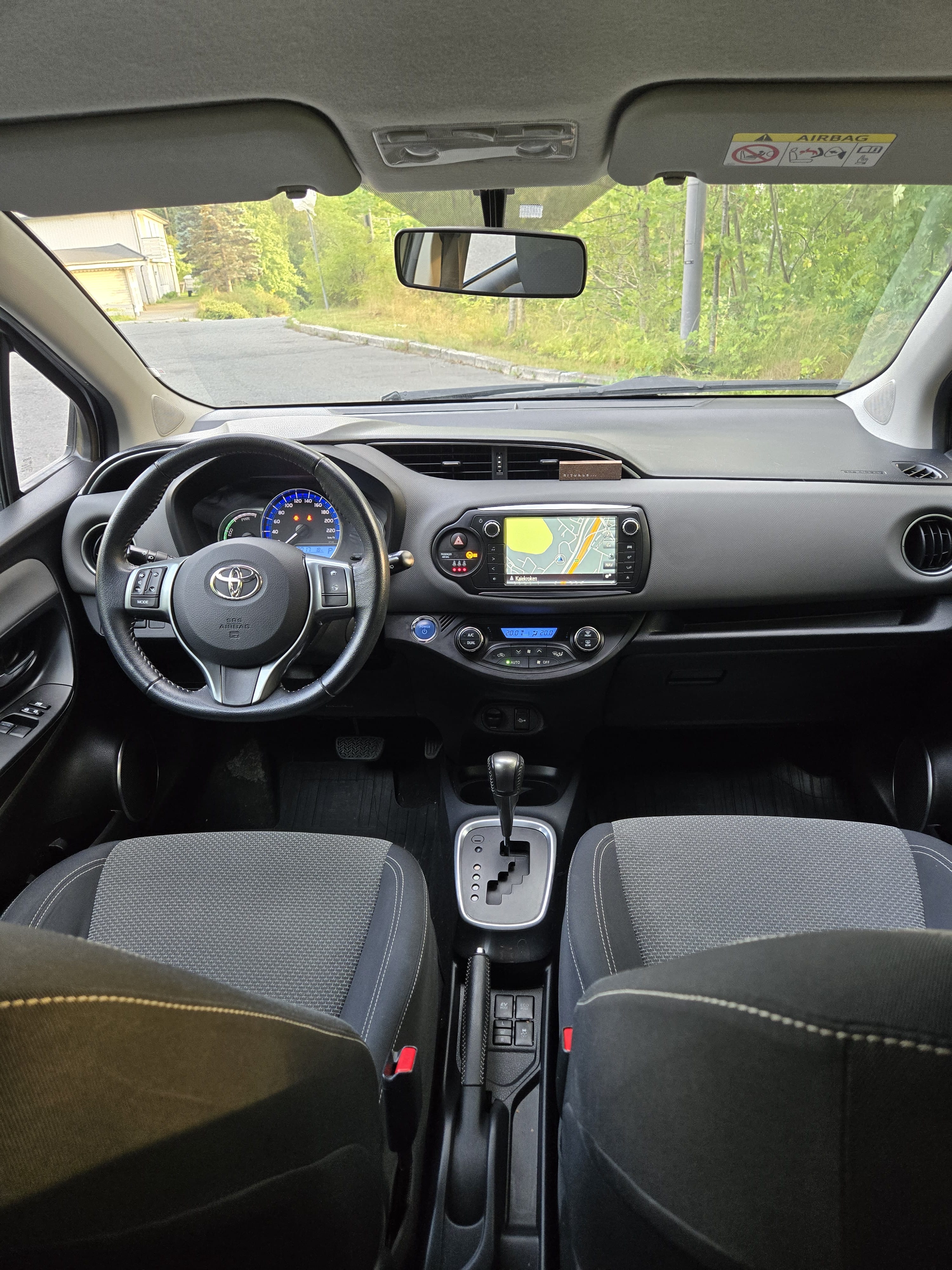 Toyota Yaris Hybrid 1,5 Automat, Bensin/Hybrid, inkl Beboerkort parkering med Bluetooth audio