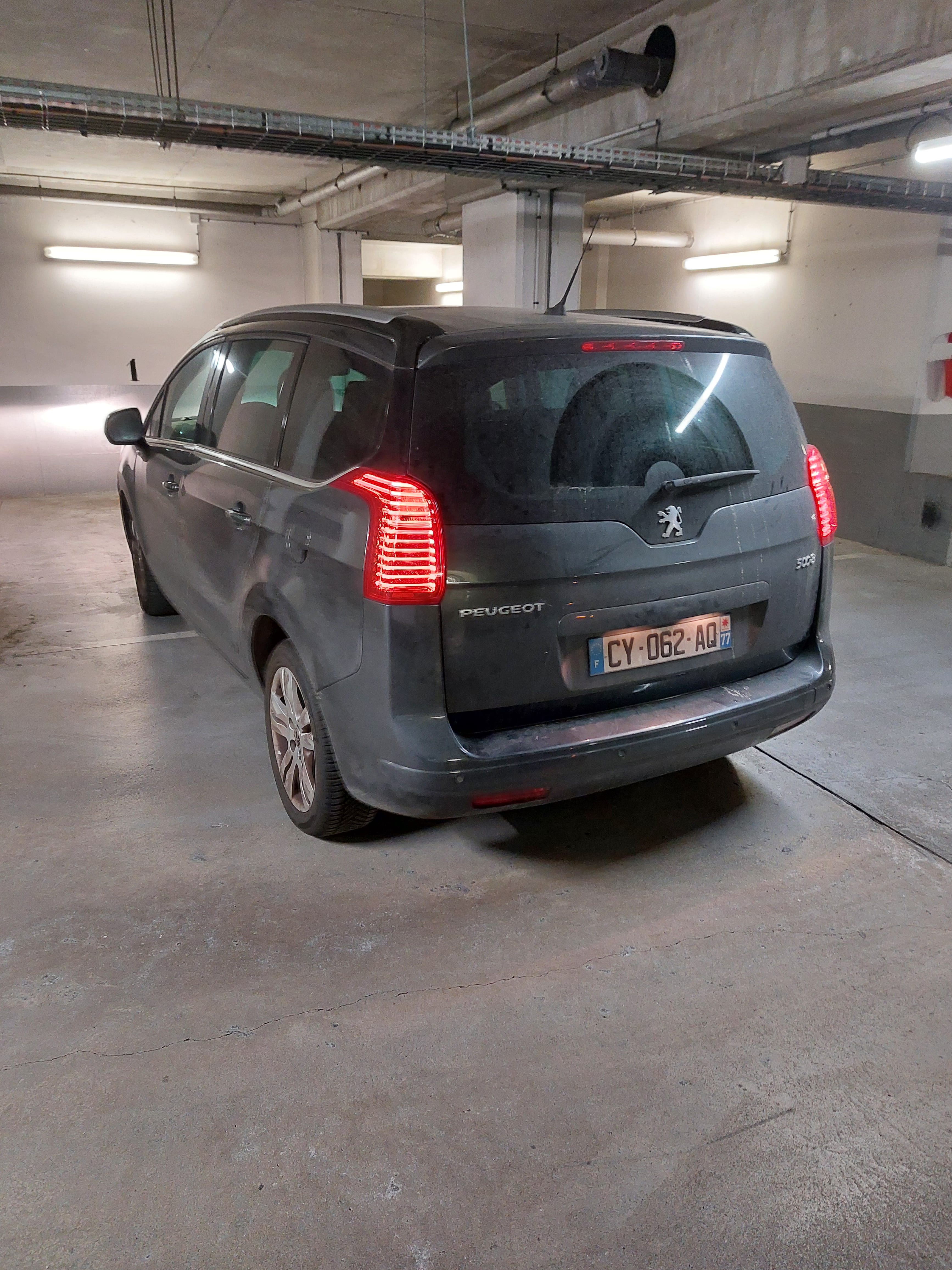 Peugeot 5008 avec GPS