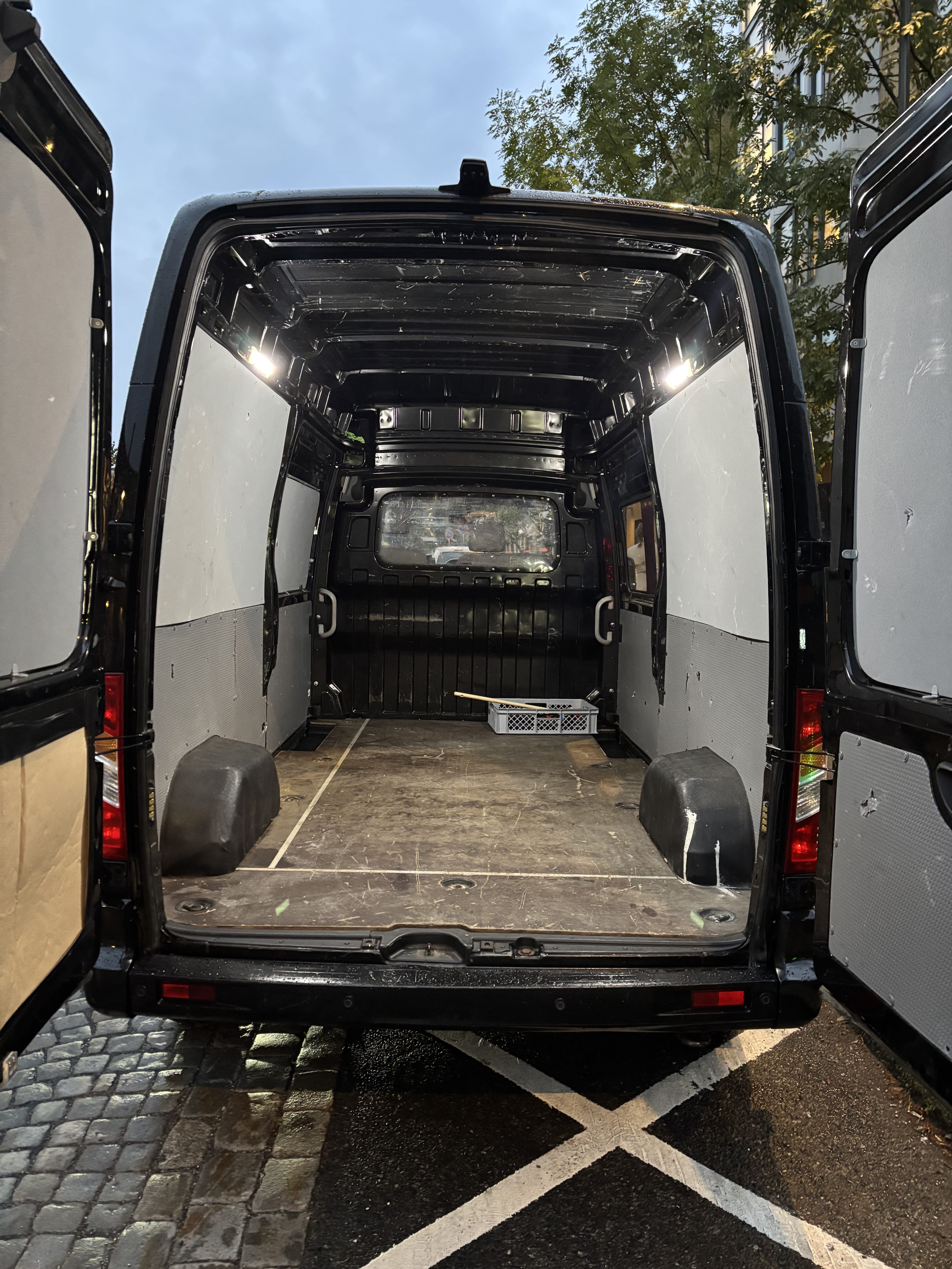 Maxus EV80 Bil 8 with USB charging ports