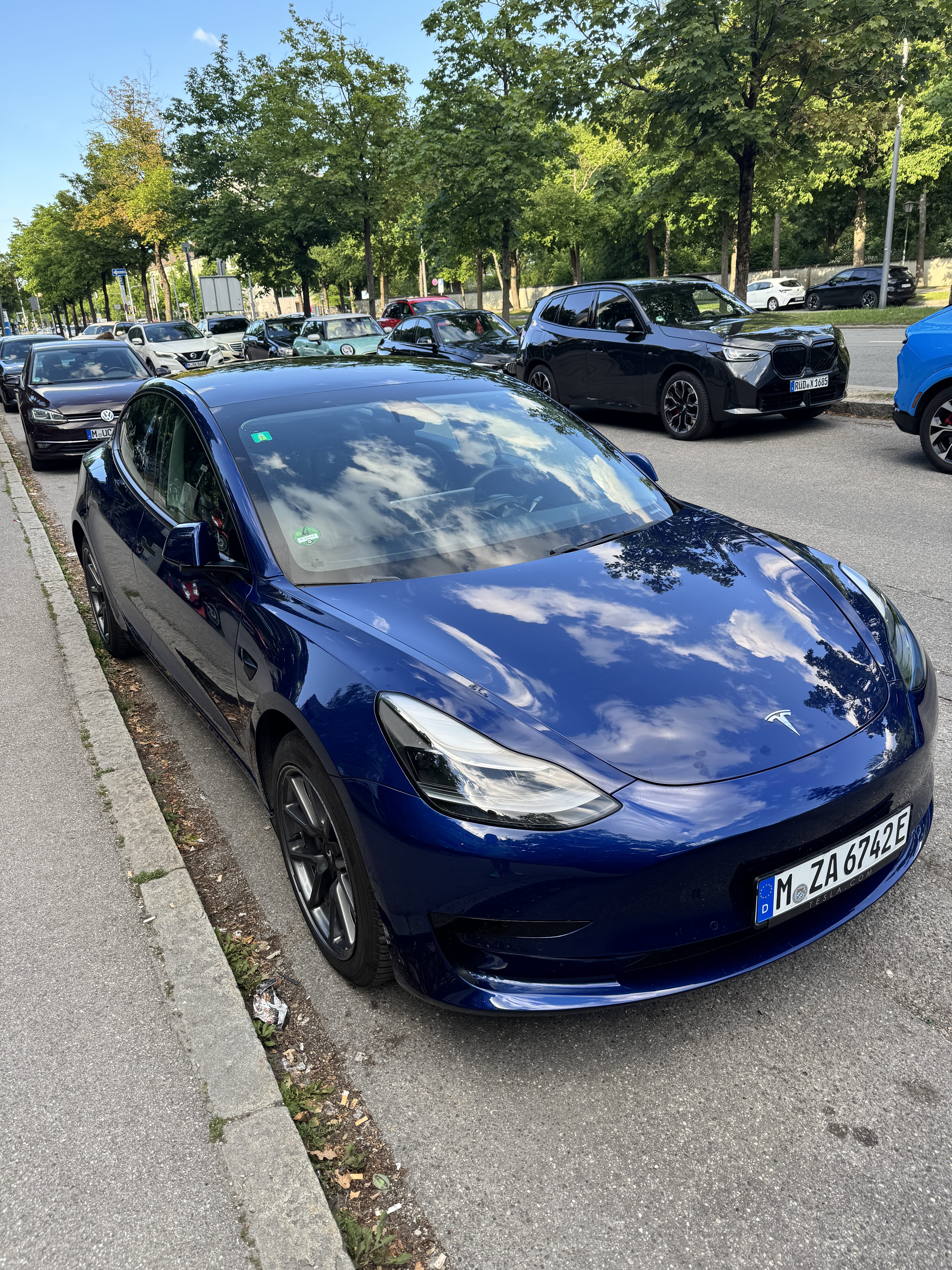 Tesla Model 3 mit Navigationsgerät