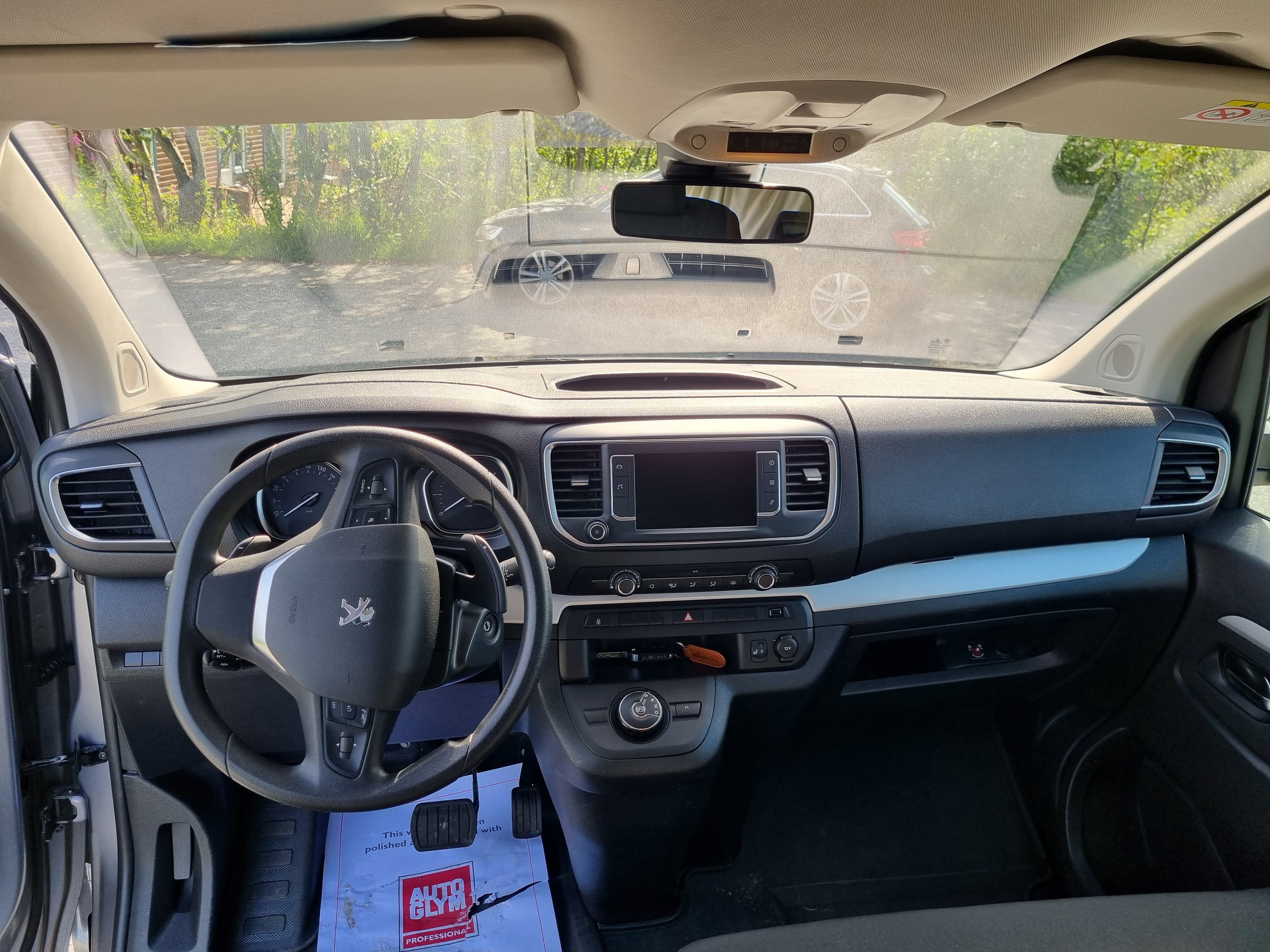 Peugeot Traveller Business med Babysete