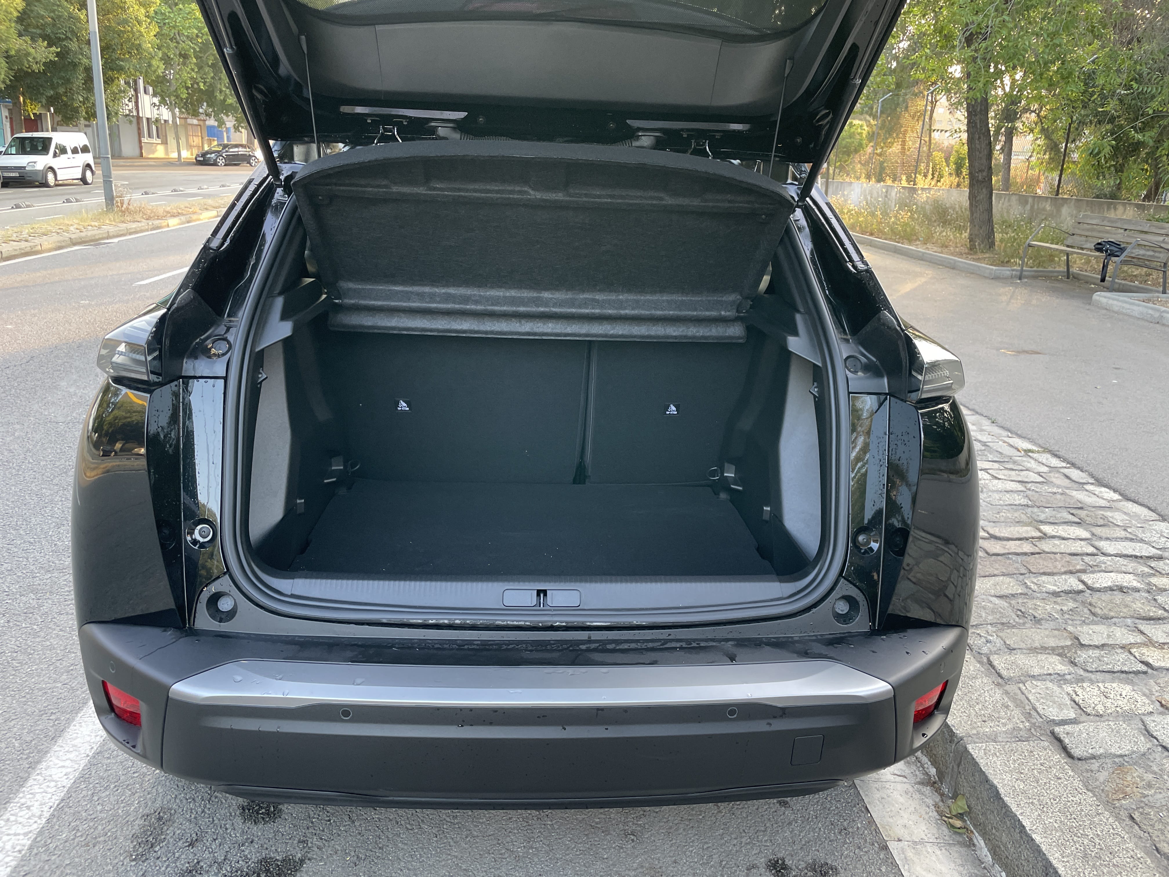 Peugeot e-2008 con Entrada de Audio/iPod