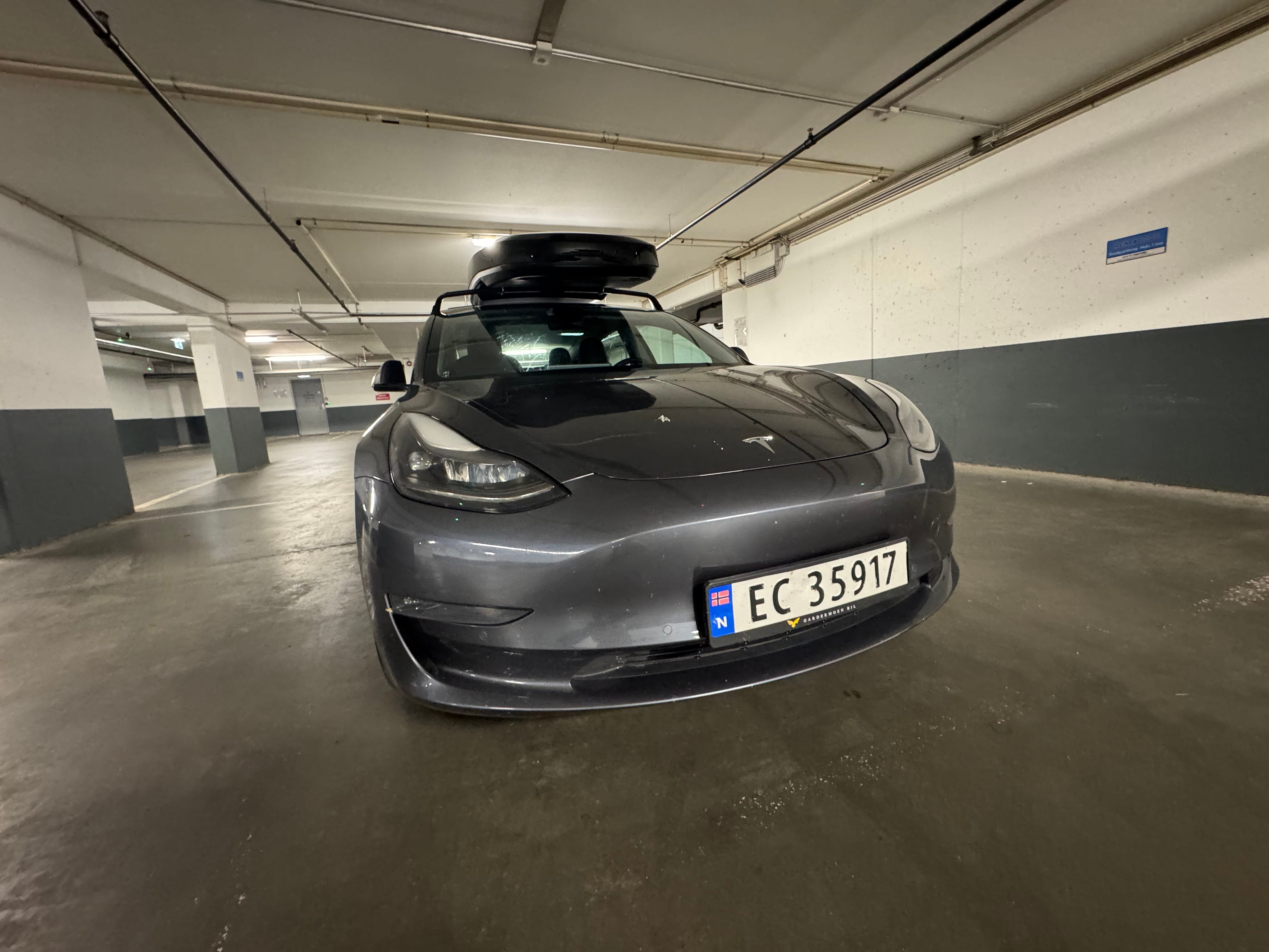 Tesla Model 3 AWD (580km), takboks XL og gratis P i Oslo med Cruisekontroll