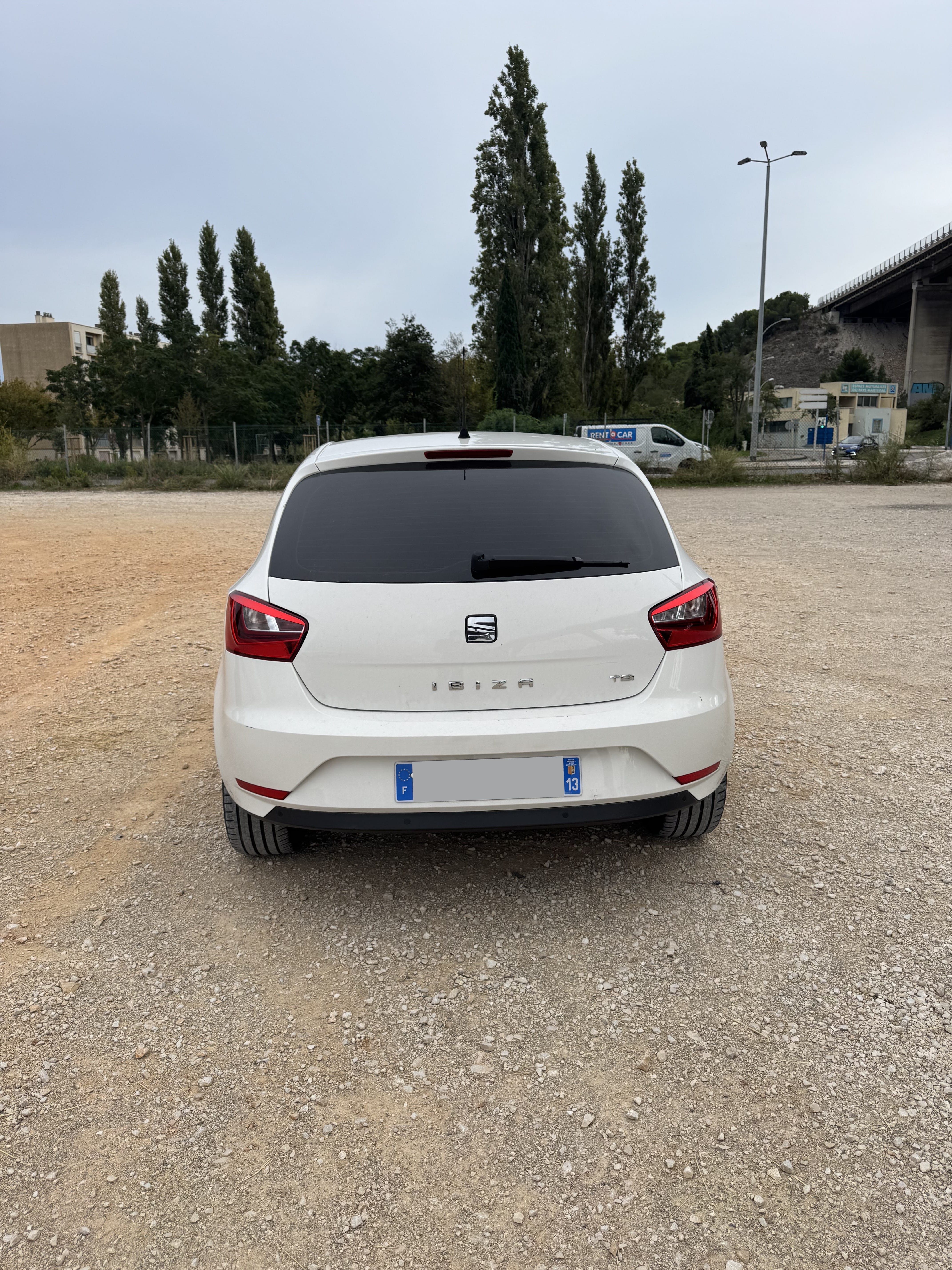 Seat Ibiza met Sneeuwkettingen