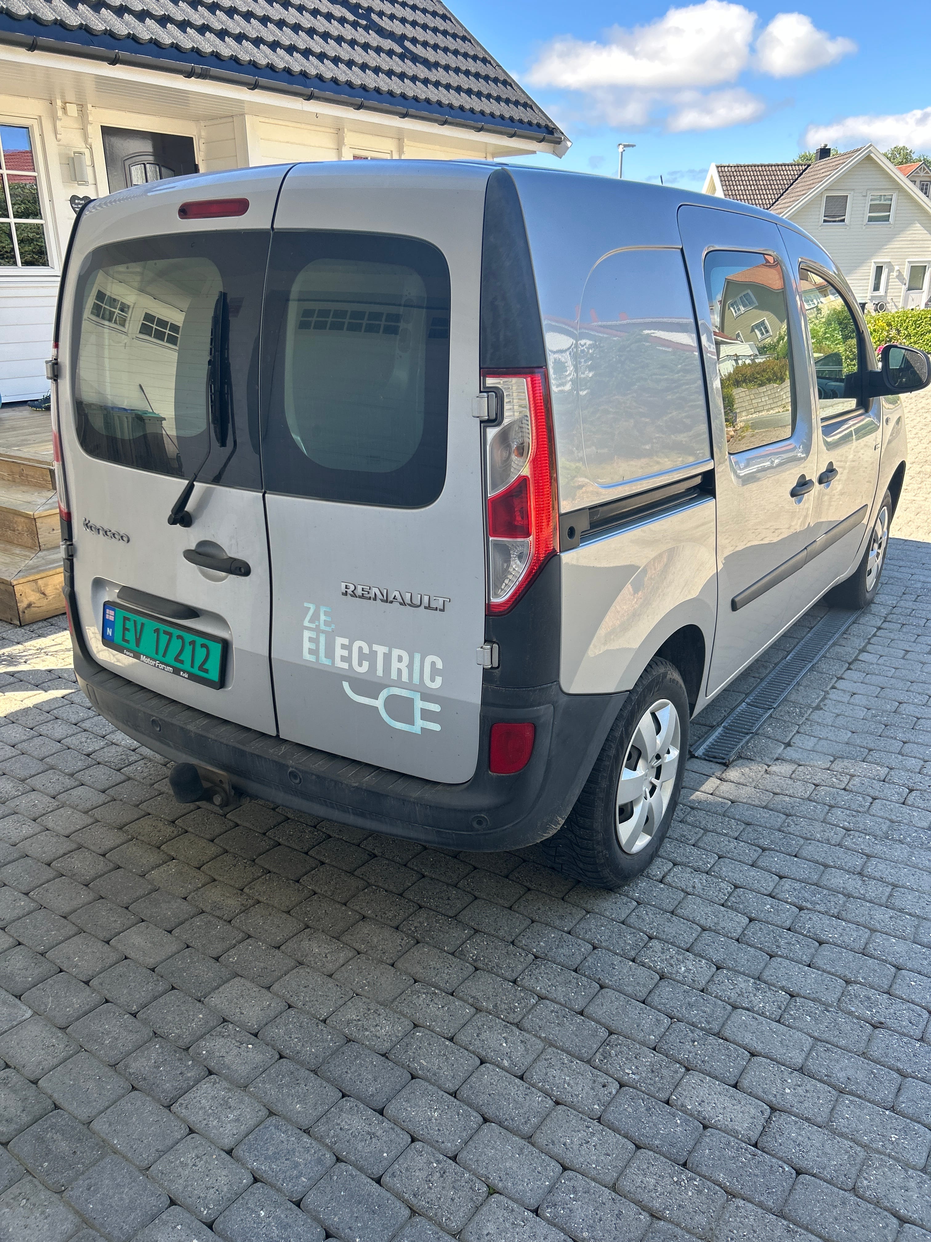 Renault Kangoo Express ZE with Hitch