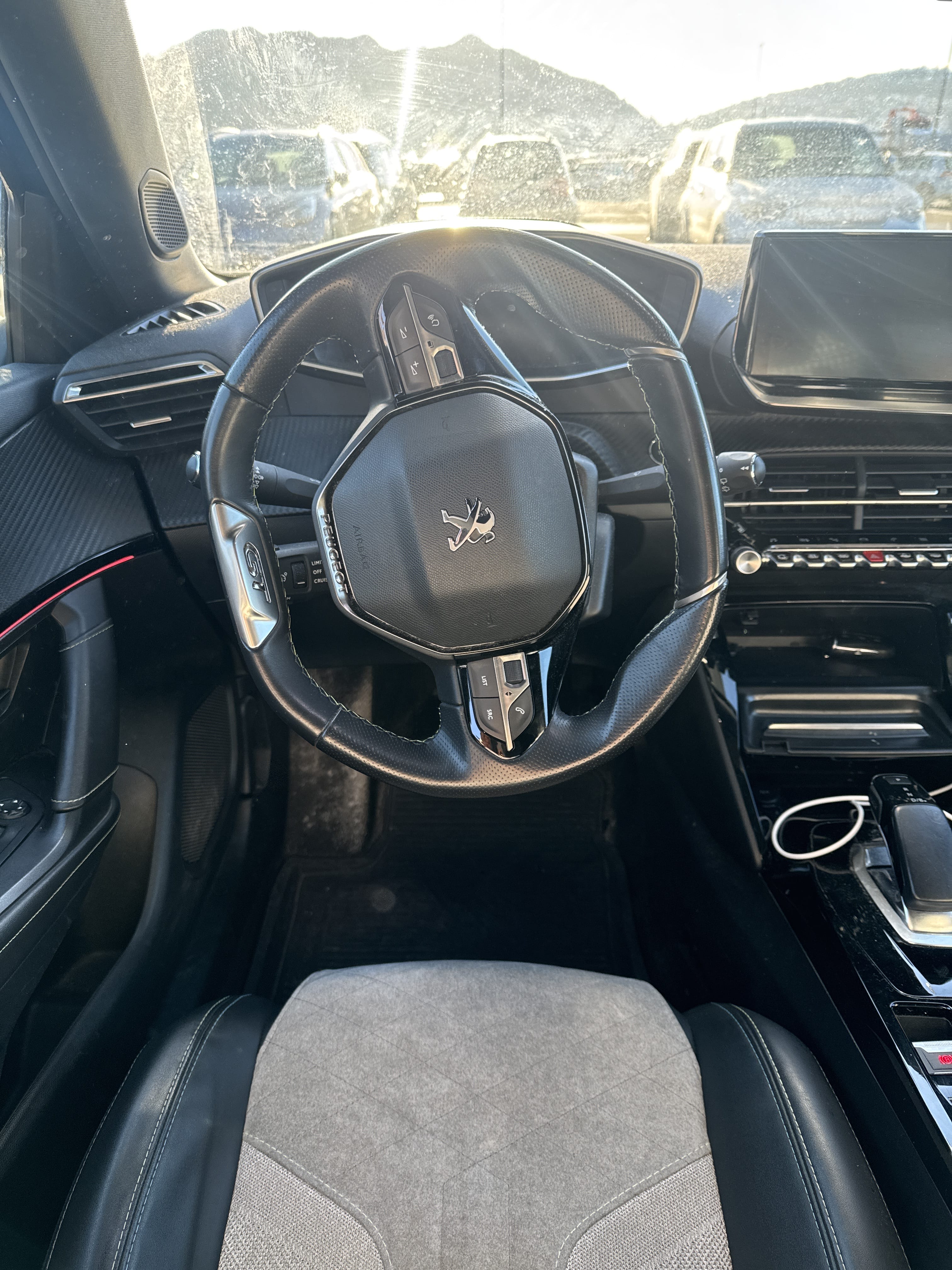 Peugeot e-2008 med Apple CarPlay