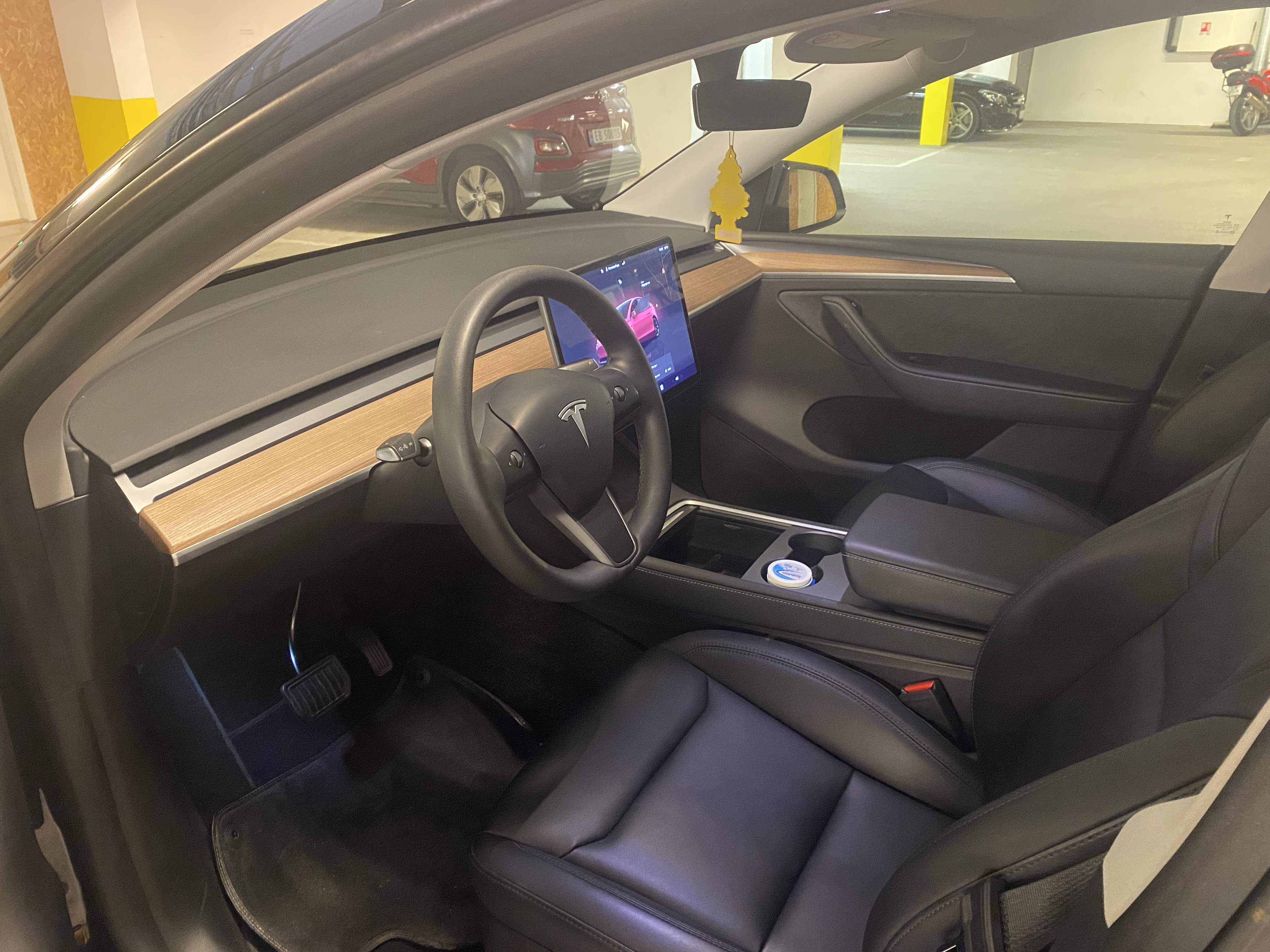 Tesla Model Y med Cruisekontroll