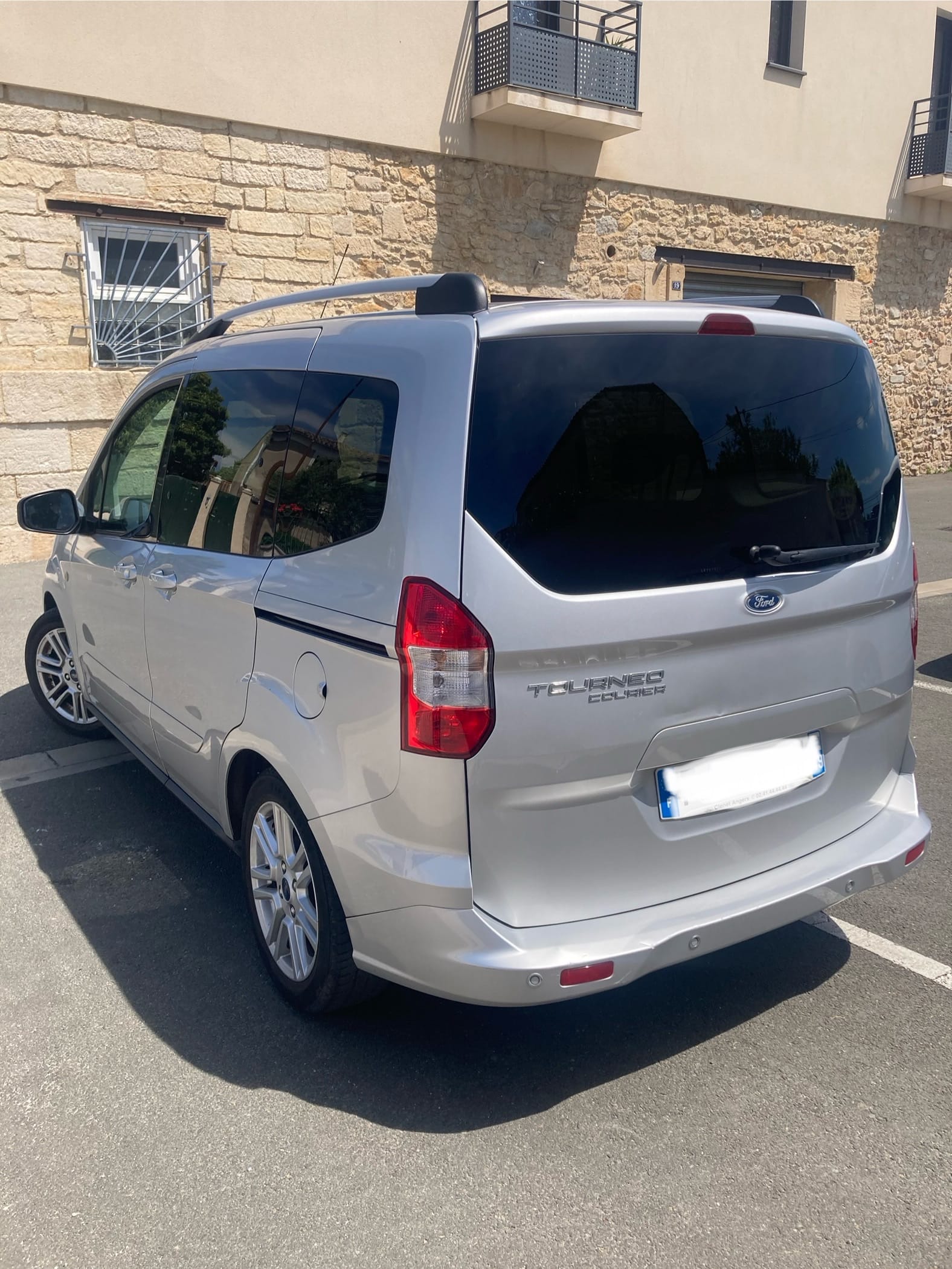 Ford Tourneo Courier Essence avec GPS