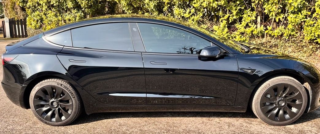 Tesla Model 3 Noire, vitres teintées avec Climatisation
