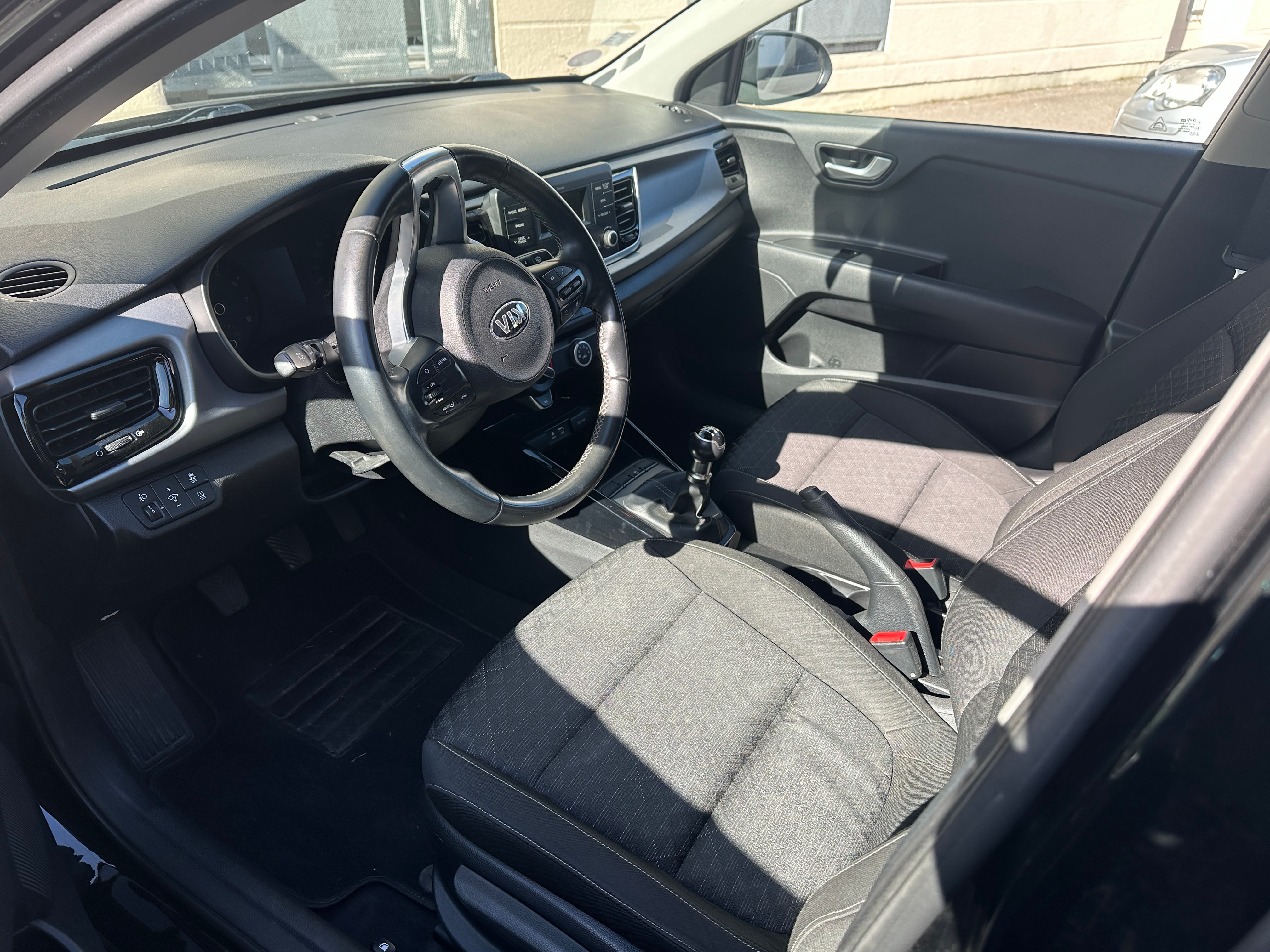 Kia Rio MPI 100 avec Audio Bluetooth
