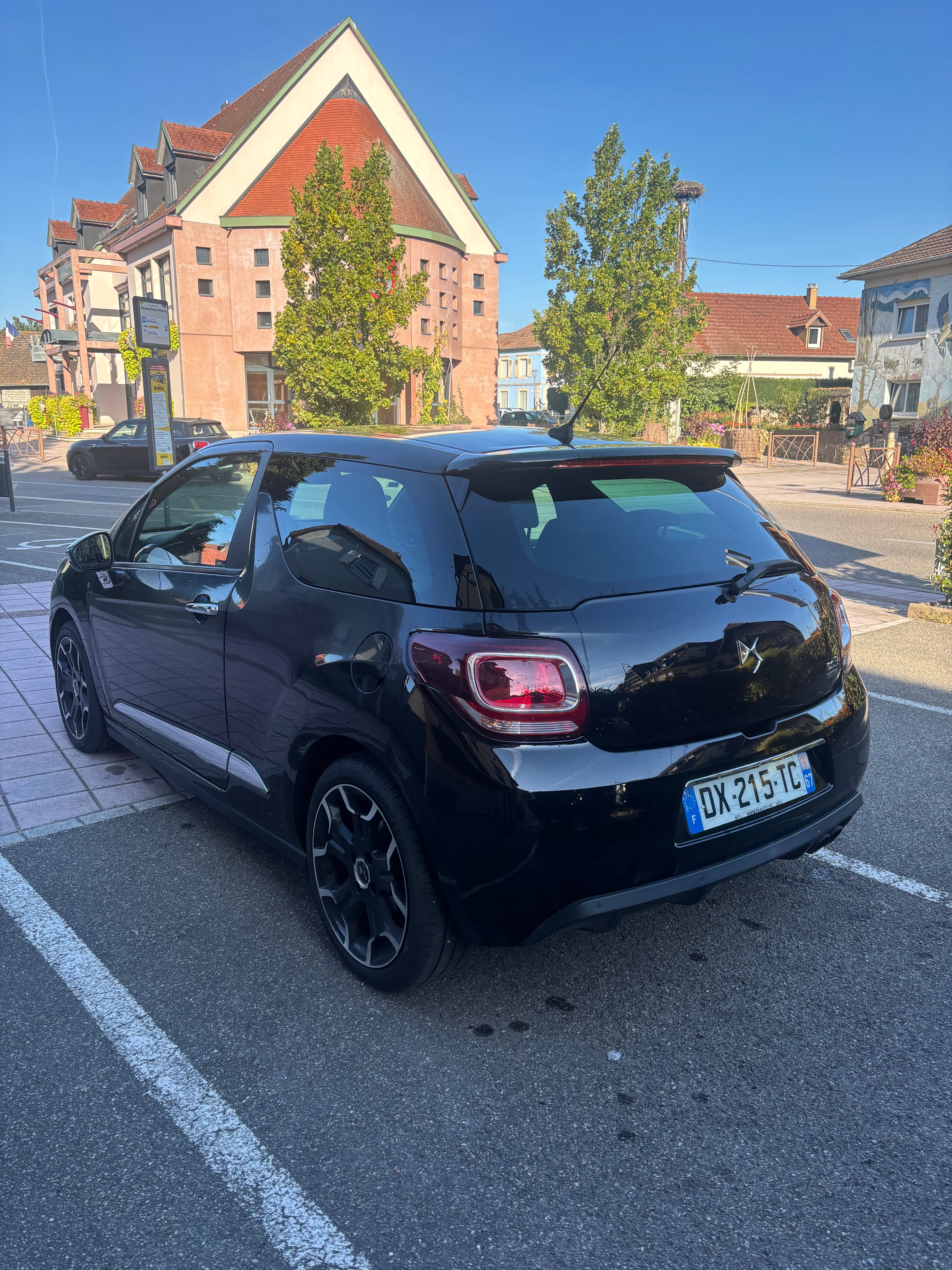 DS 3 BLUE HDI 120 S&S DARK LIGHT avec Caméra de recul