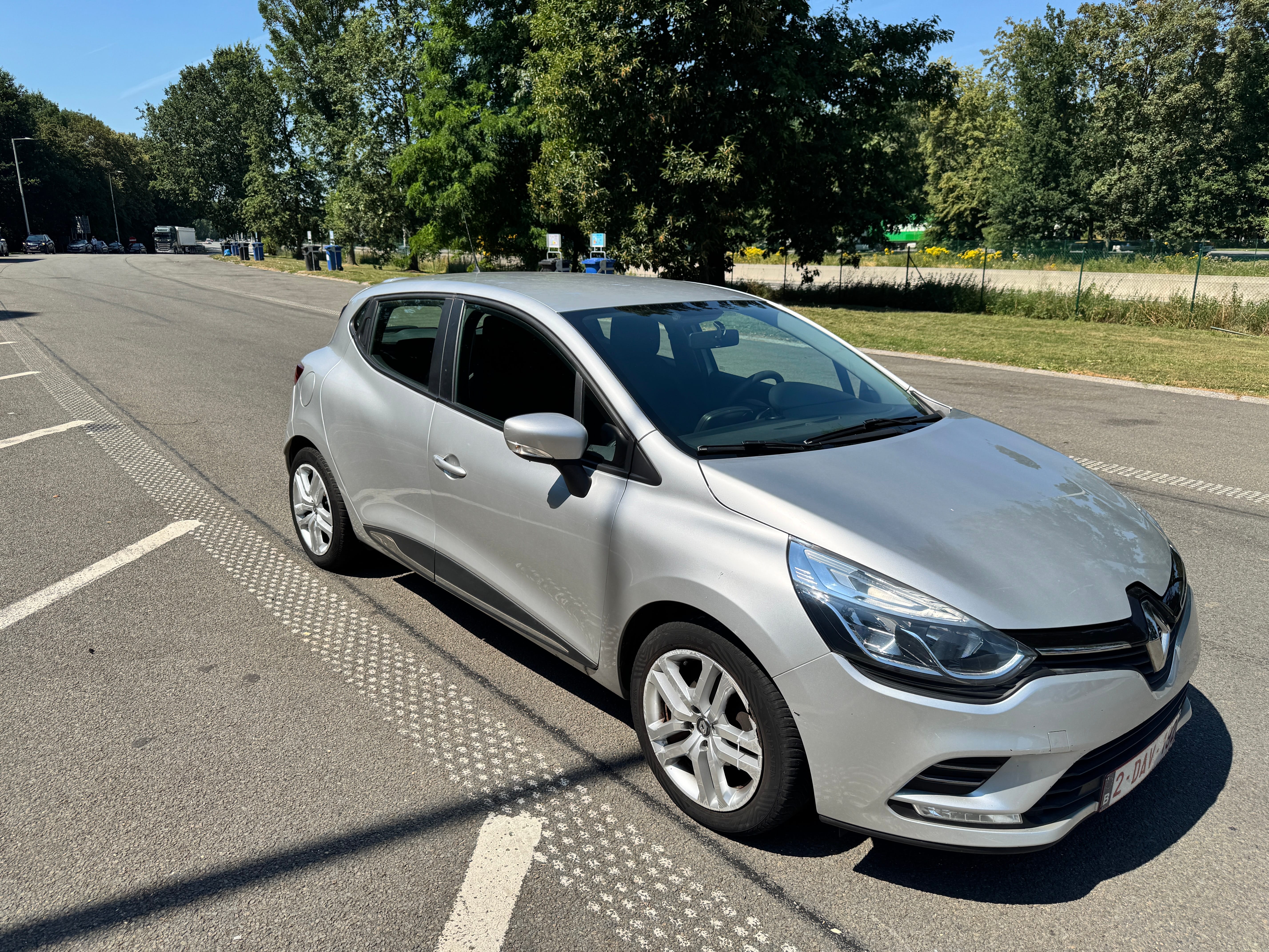 Renault Clio Parking Bruxelles - Gare du Midi avec GPS