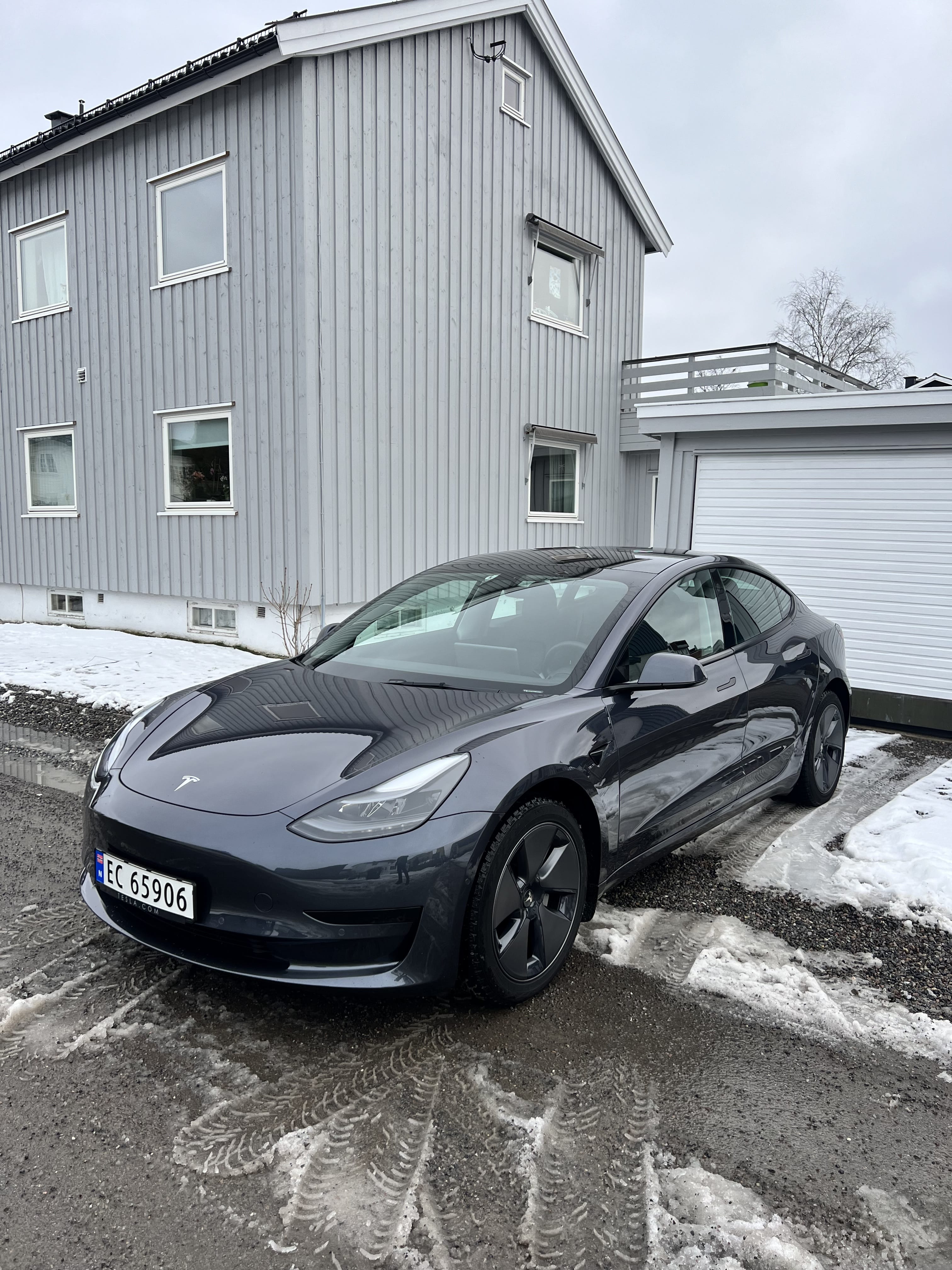 Tesla Model 3 Standard Range Plus med Babysete