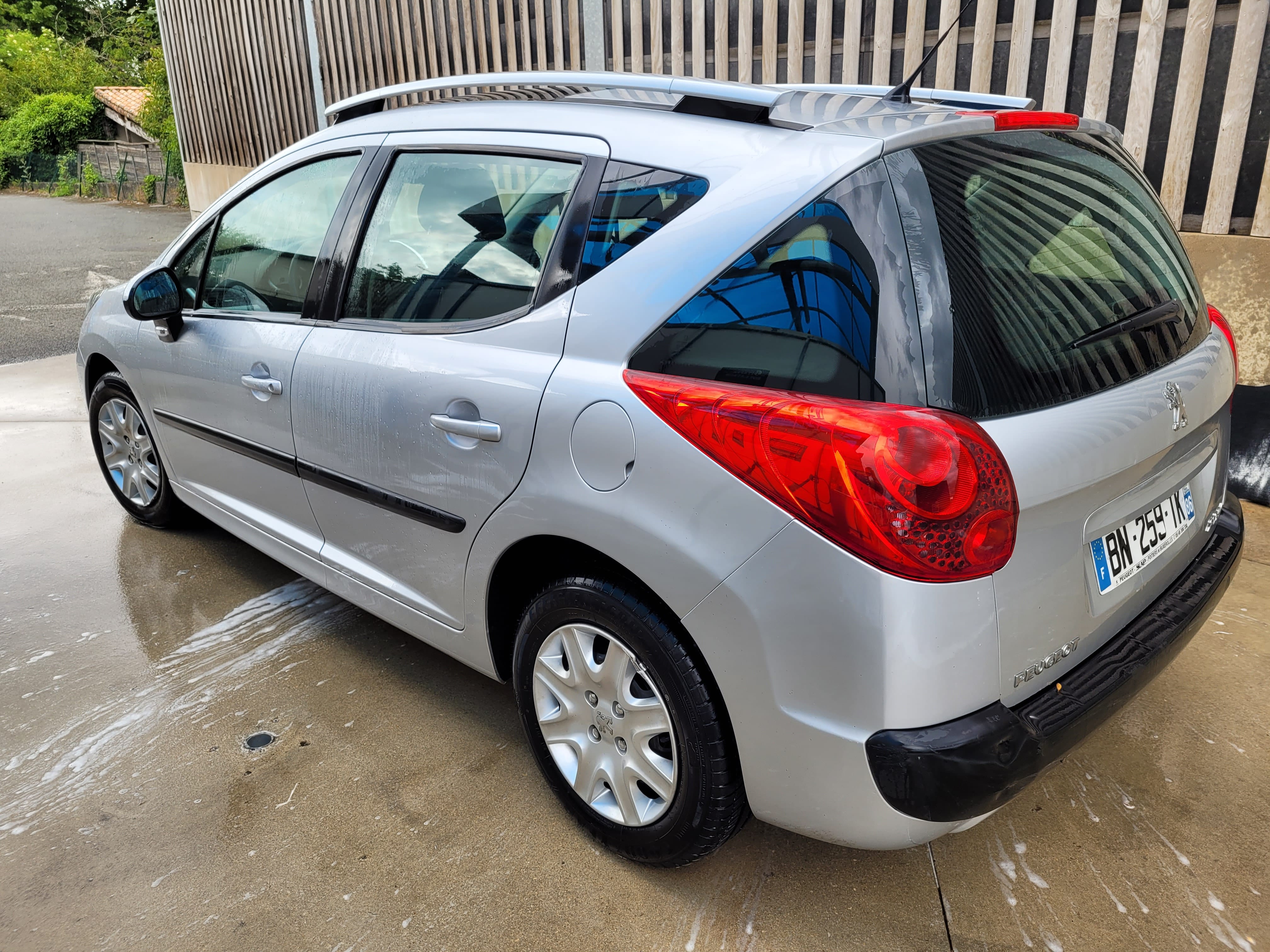Peugeot 207 SW avec Siège bébé