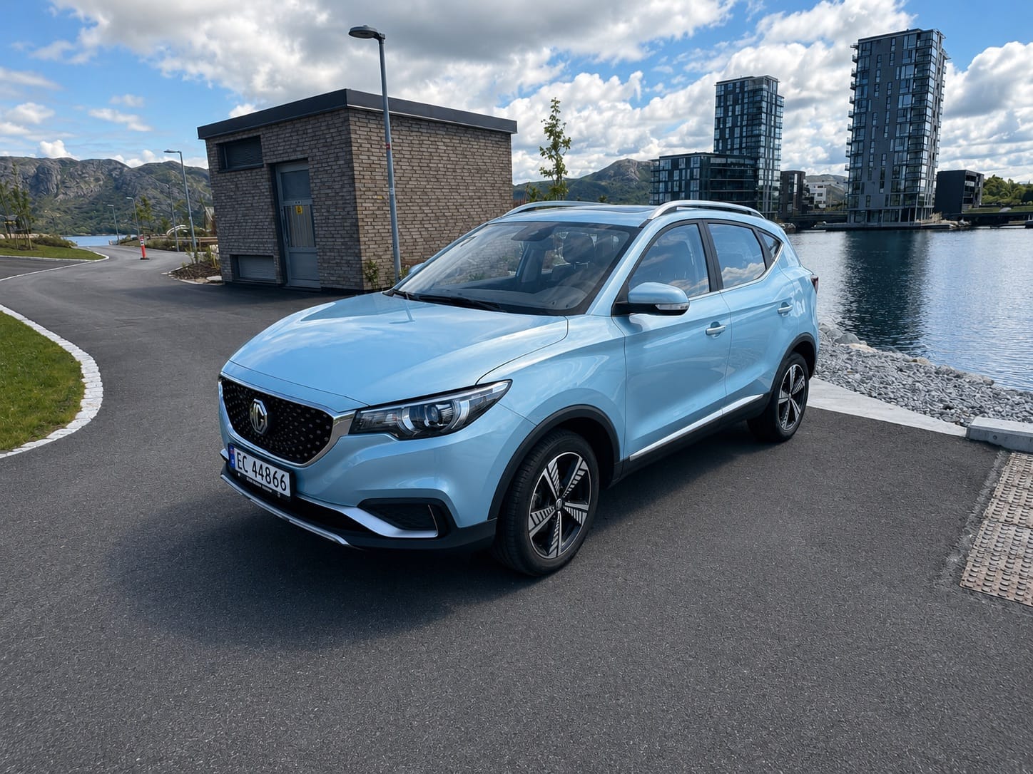 MG ZS EV med GPS