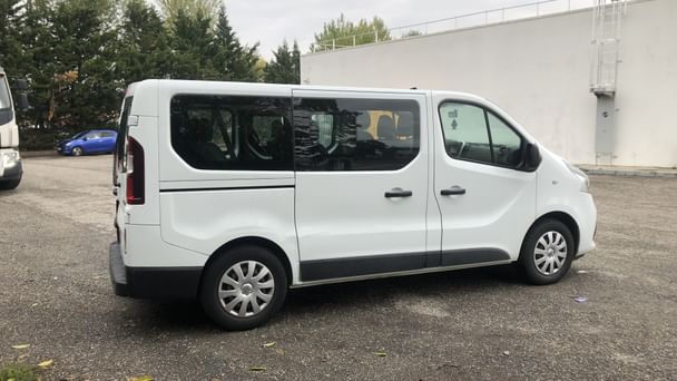 Renault Trafic Passenger Louez le Renault Trafic 9 places Long – Espace, Confort et Économie grand coffre avec Climatisation