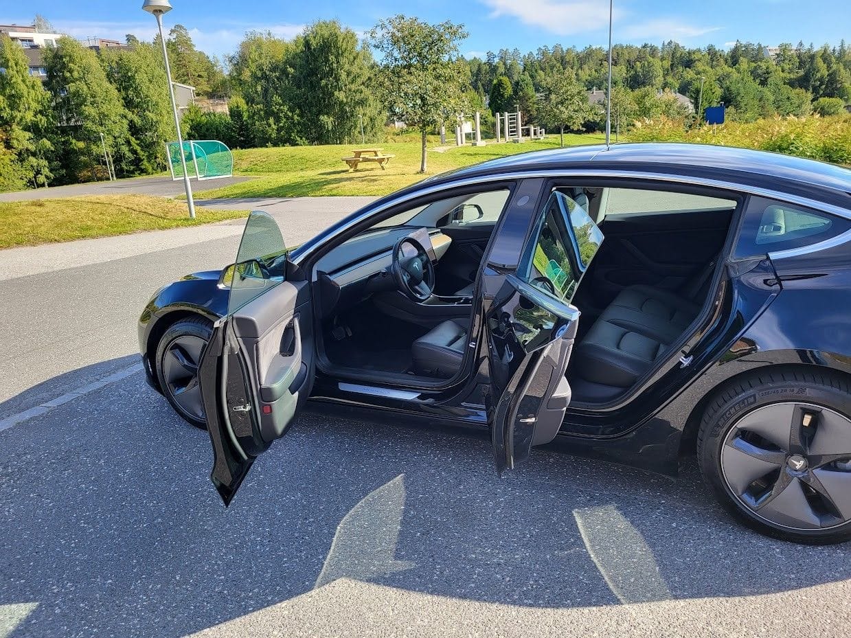 Tesla Model 3 med Babysete