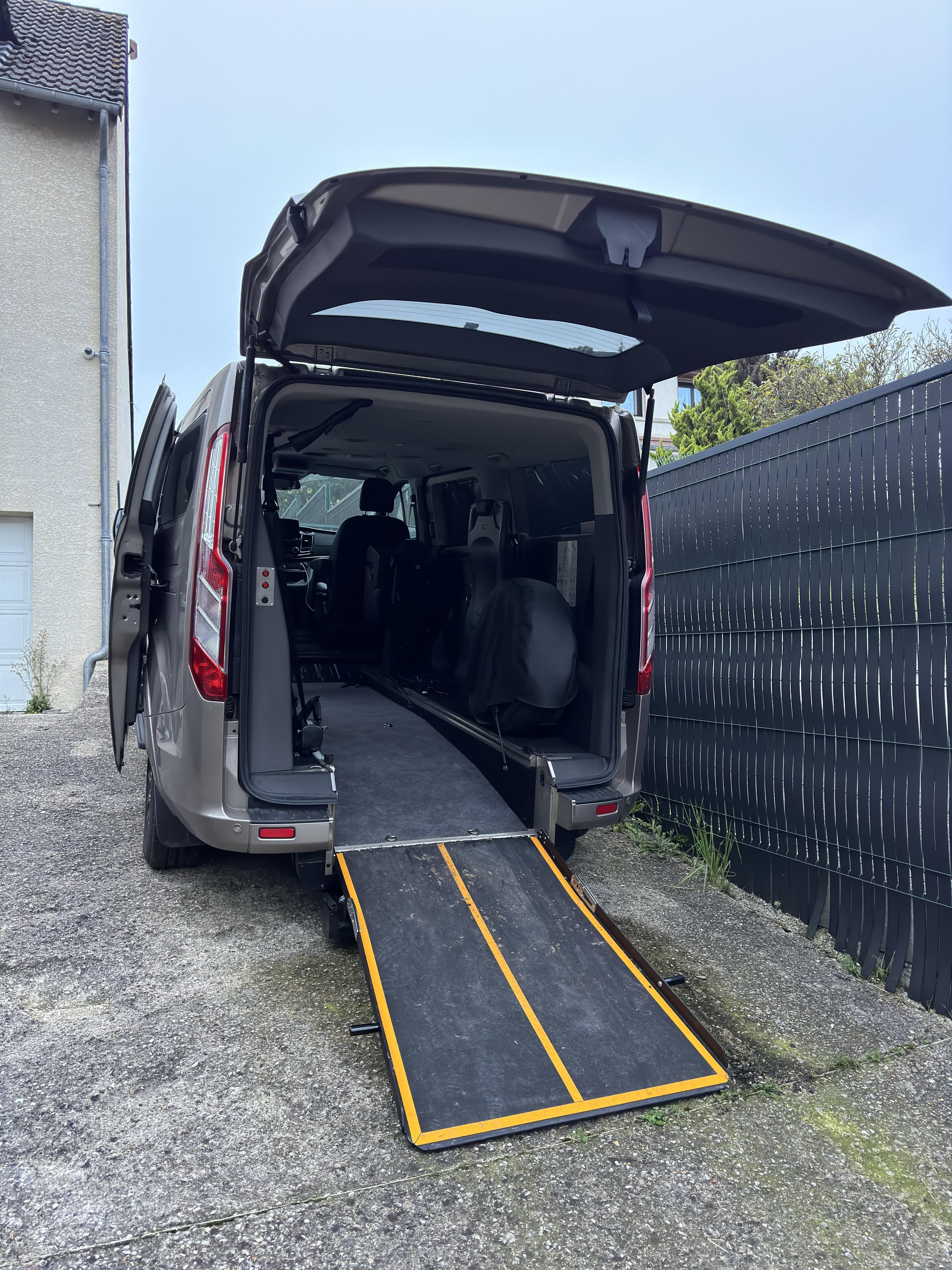Ford Tourneo Custom PMR Transport de personnes à mobilité réduite avec GPS