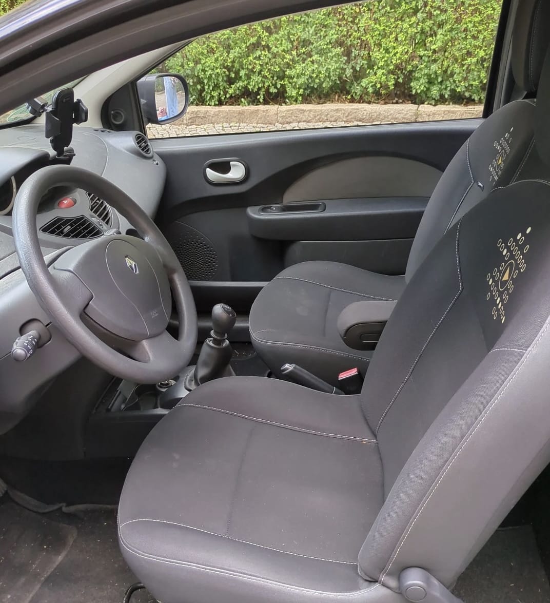 Renault Twingo schwarz (SB) mit Kindersitz