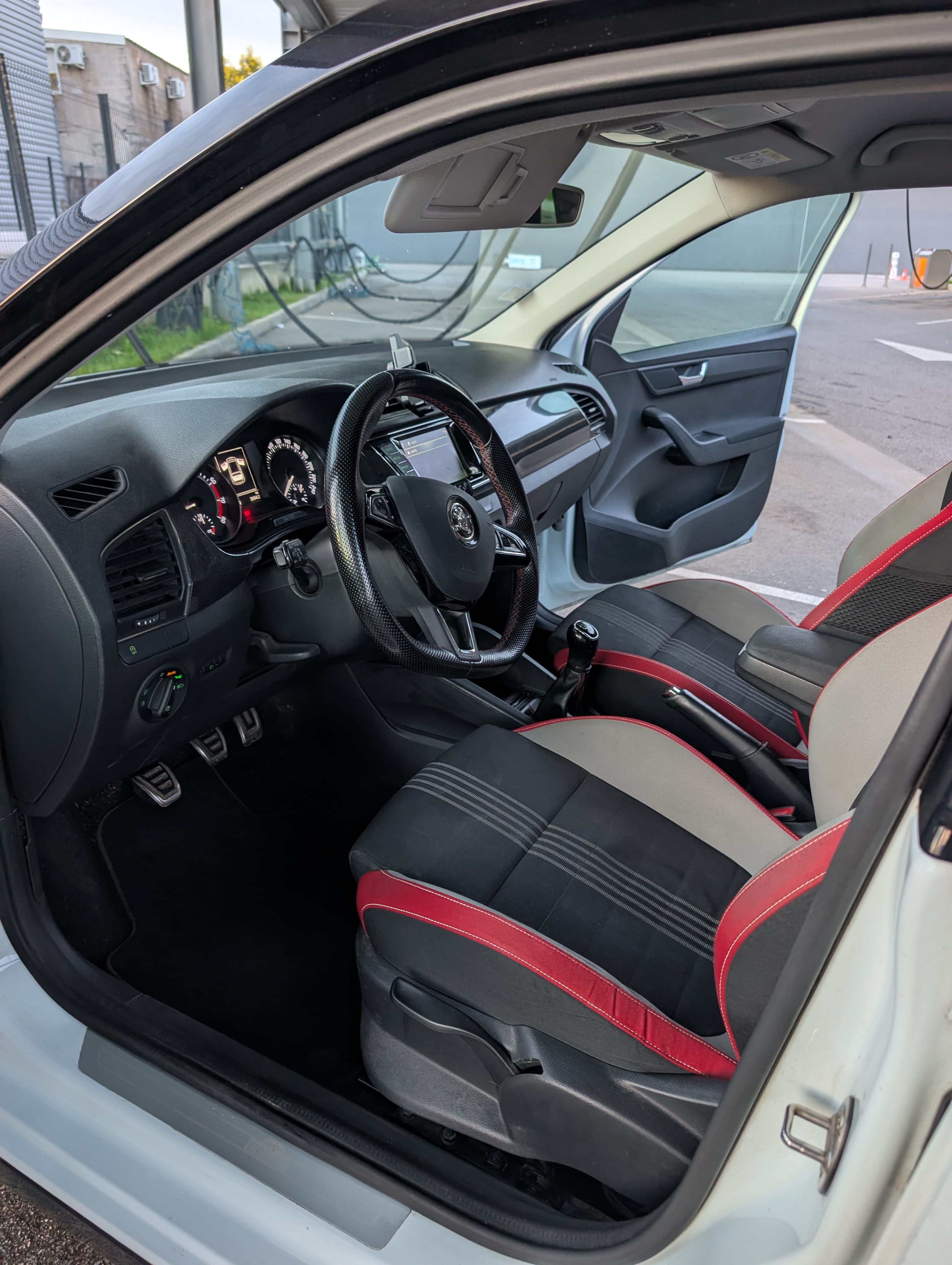 Skoda Fabia 1.0 TSI avec Autoradio