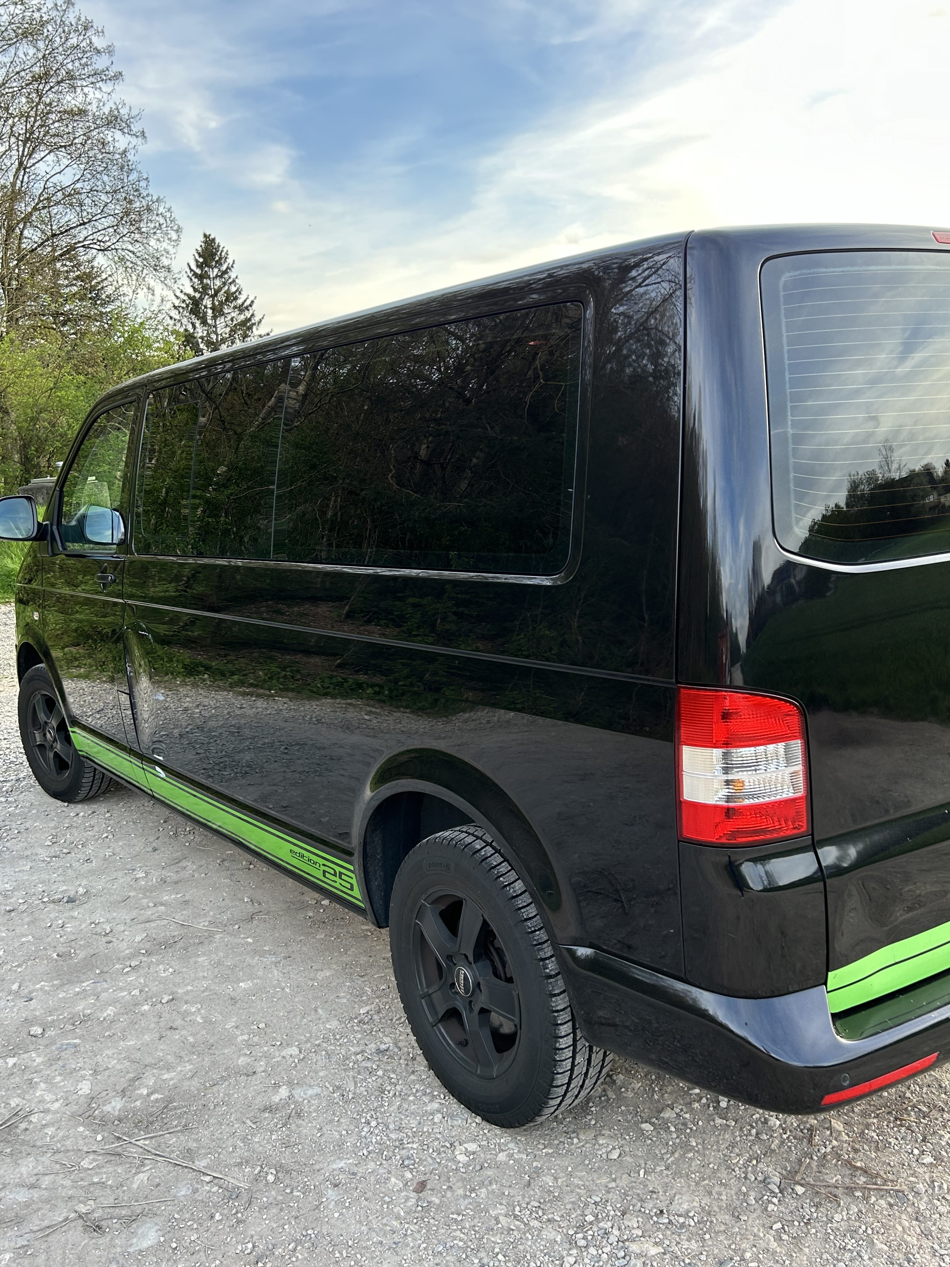Volkswagen Transporter mit Navigationsgerät
