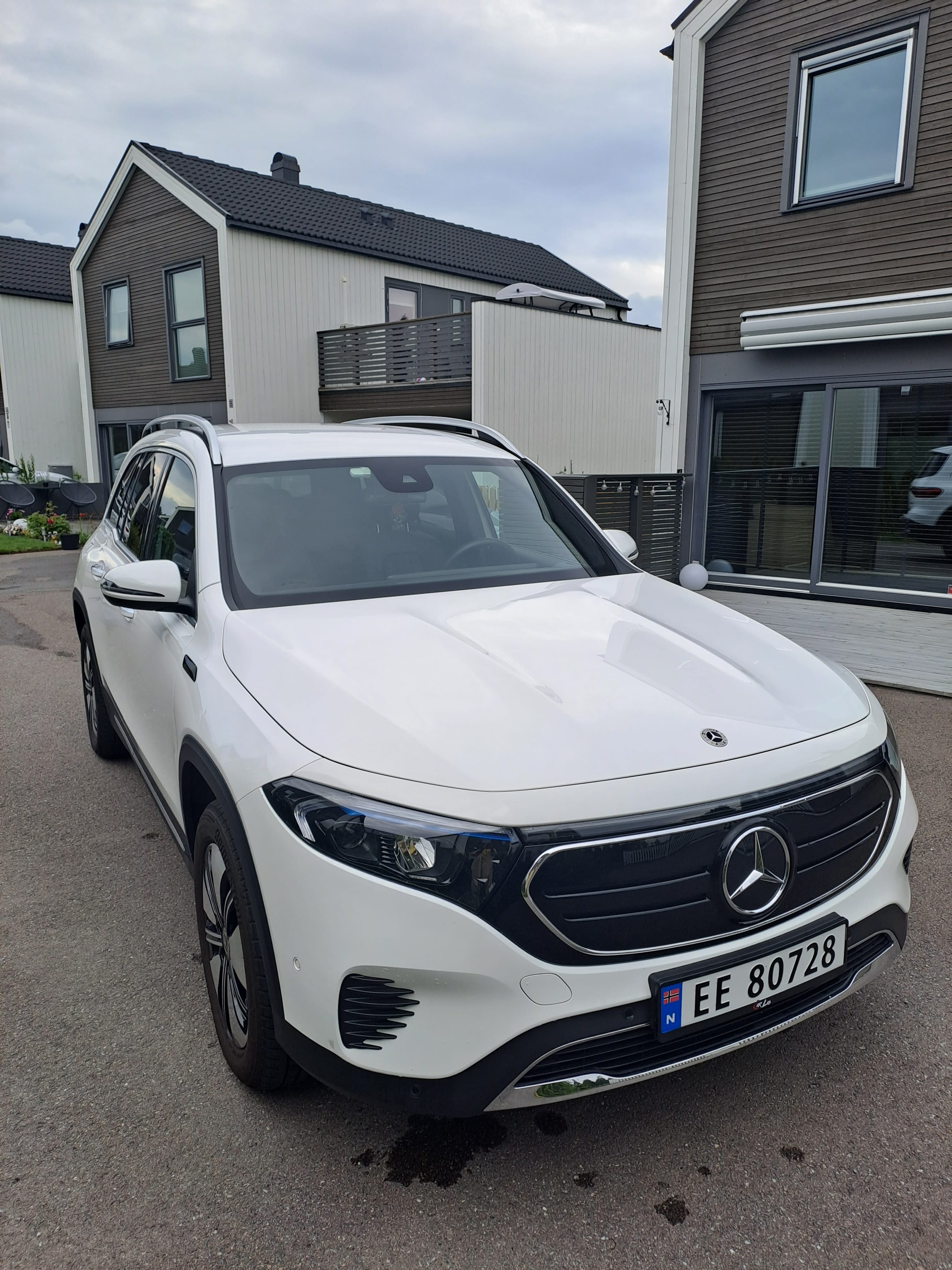 Mercedes-Benz EQB 300 4MATIC med GPS