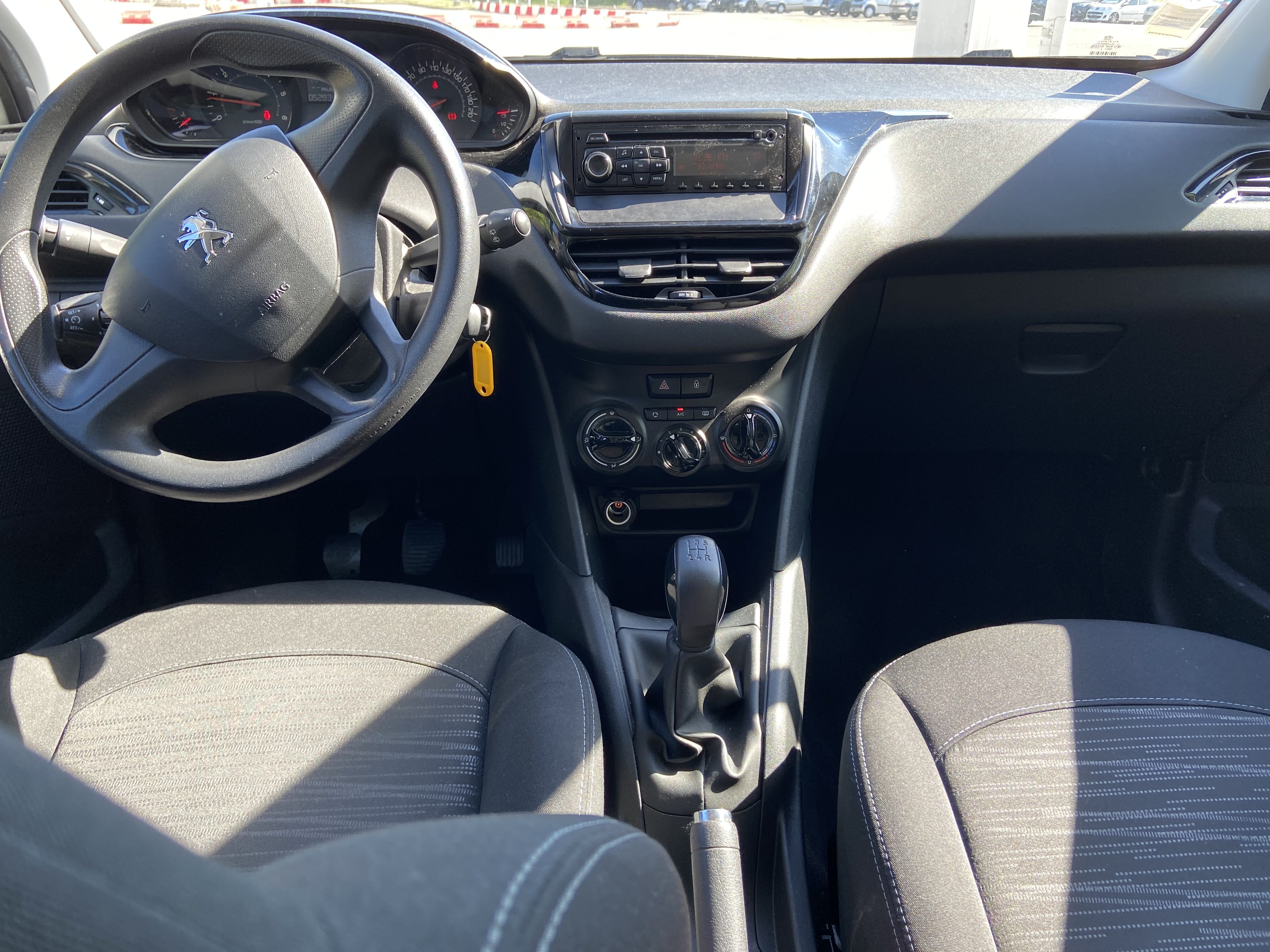 Peugeot 208 (CQ478GT)